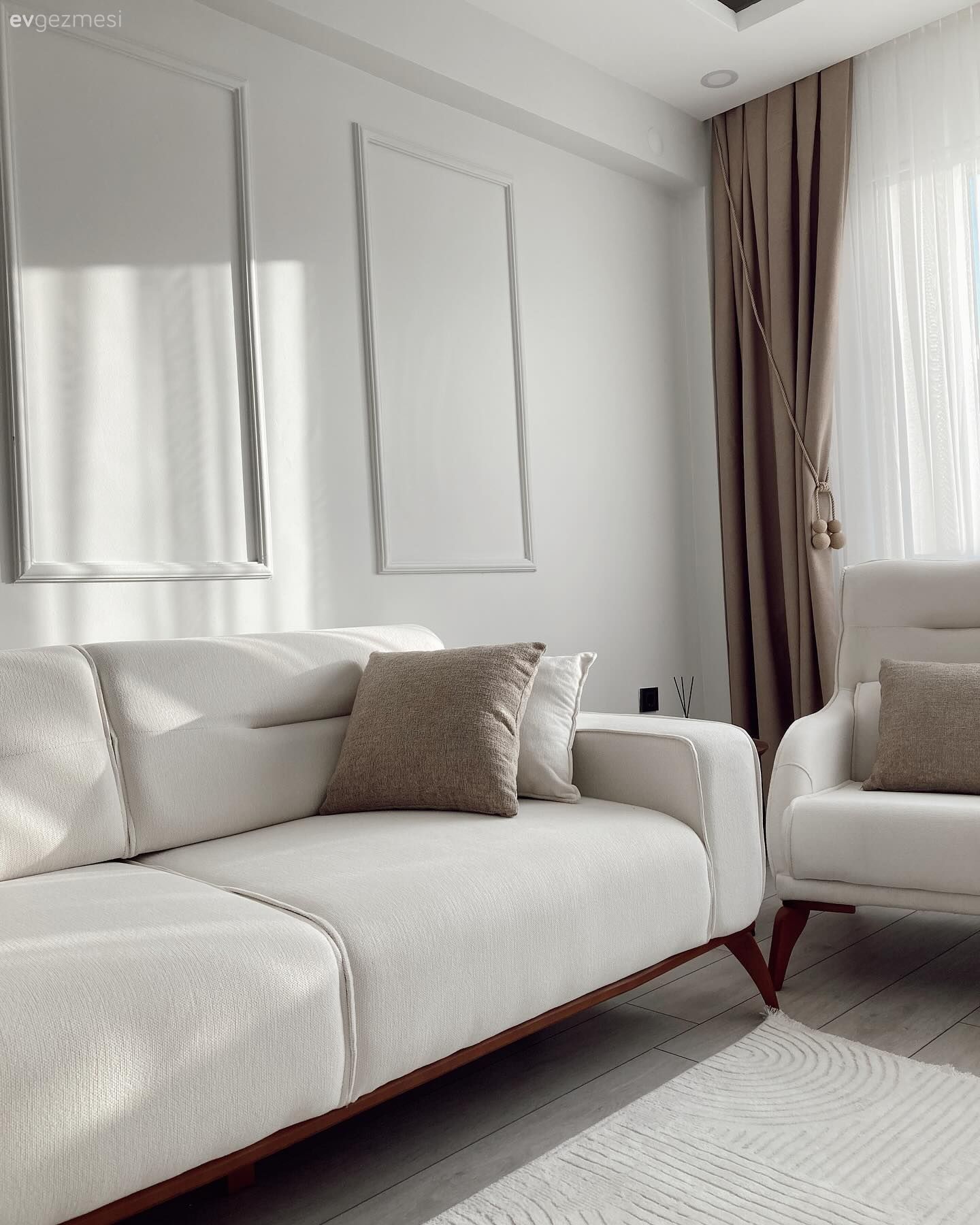 Salon, Beyaz, Koltuk takımı, Berjer, Halı, Salon halısı, Duvar çıtalama, Krem, Fon perde, Perde, Tül perde