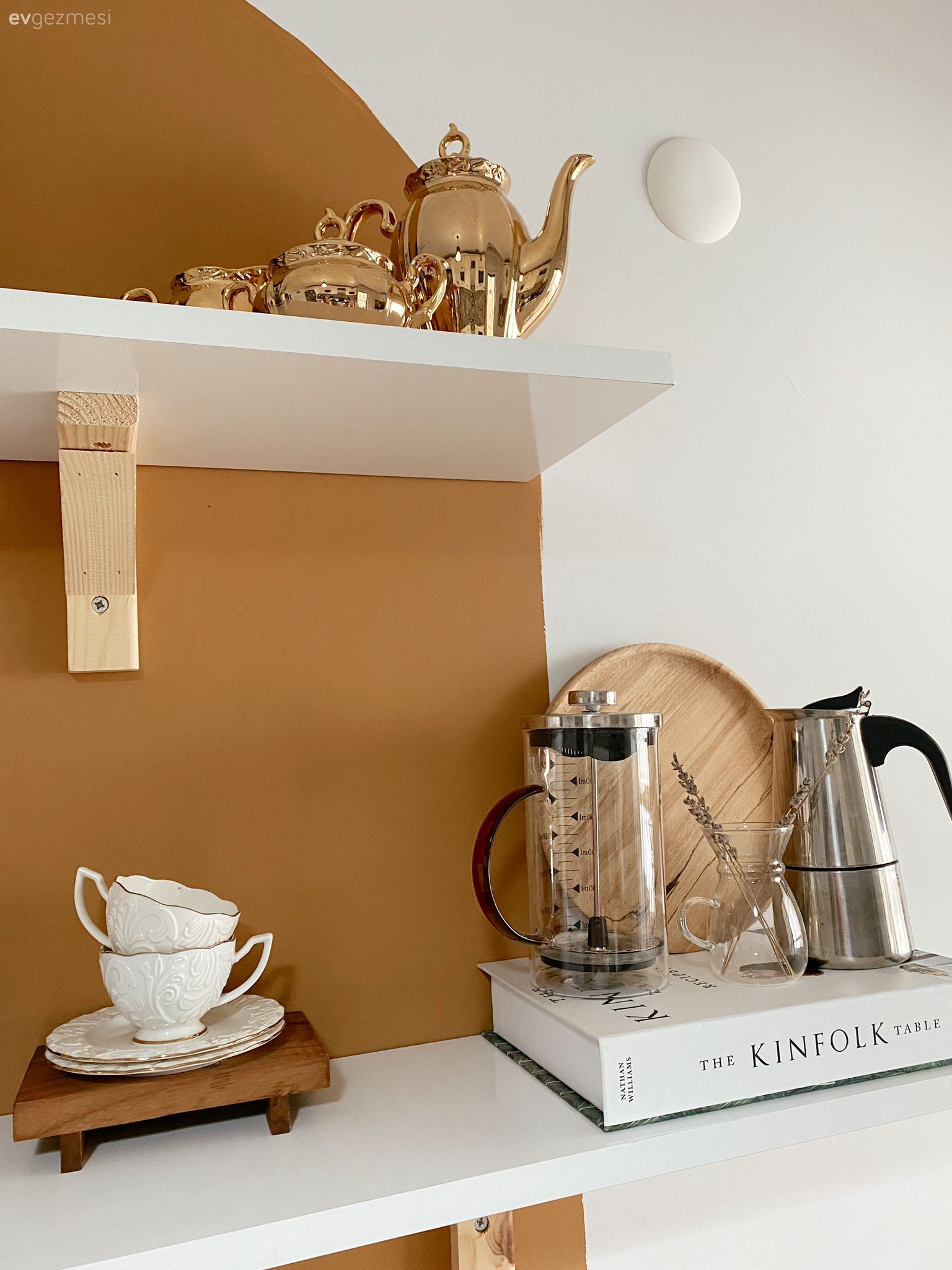 Kahve köşesi, Hardal, Beyaz