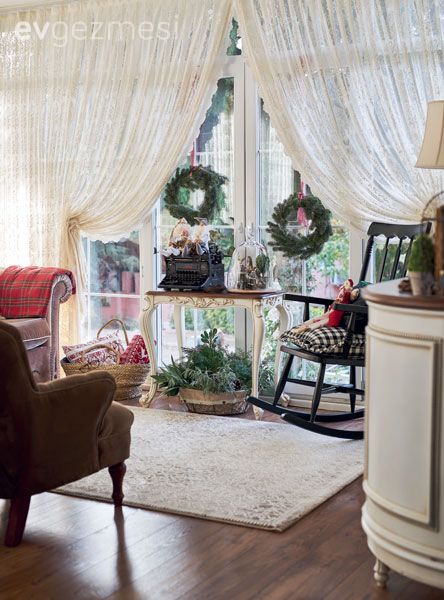Salon, Beyaz, Kahverengi, Kırmızı, Krem, Sehpa, Tül perde, Perde, Kruvaze perde, Vitrin, Halı, Salon halısı, Yılbaşı dekorasyonu, Dekoratif Objeler, Berjer