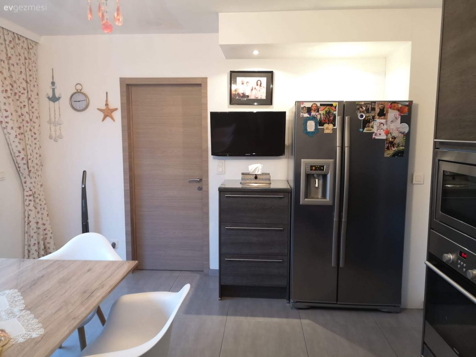 Mutfak, Büyük mutfak, Beyaz, Füme, Mutfak tezgahı, Mutfak tezgah arası, Mutfak masası, Sandalye, Ankastre, Mutfak Avize Modelleri, Mutfak televizyonu, Mutfak perdesi, Çiçekli desen, Desenler