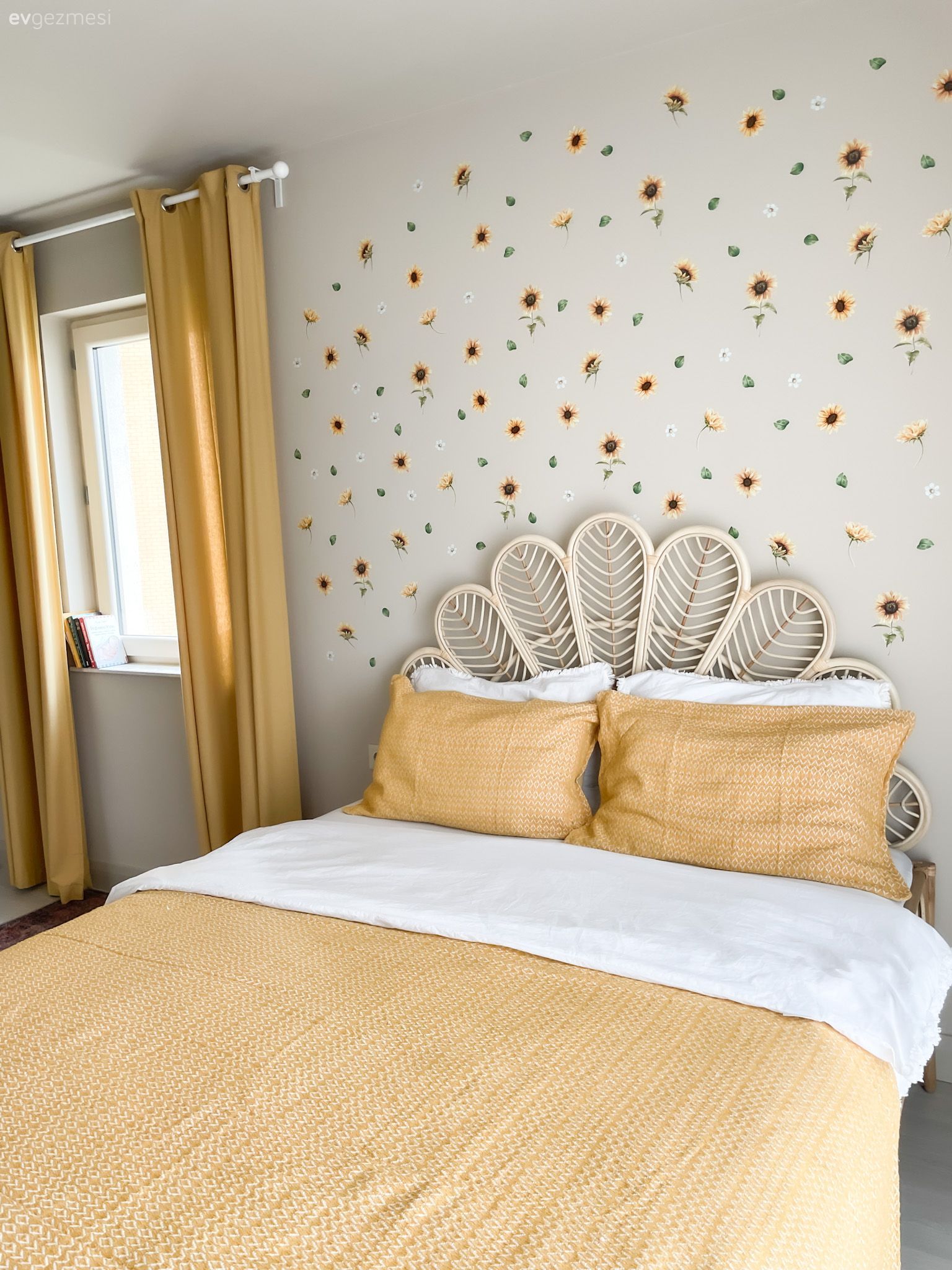 Yatak Odası, Bohem Dekorasyon, Sarı, Beyaz, Hardal, Yatak başlığı, Yatak odası duvar dekorasyonu, Yatak örtüsü, Hasır avize