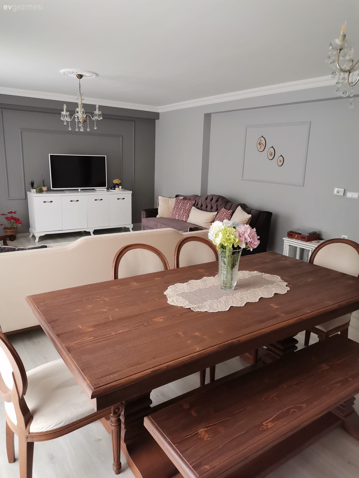 Ahşap masa, Sandalye, Bank, Kahverengi, Krem, Gri duvar, Beyaz, Duvar çıtalama