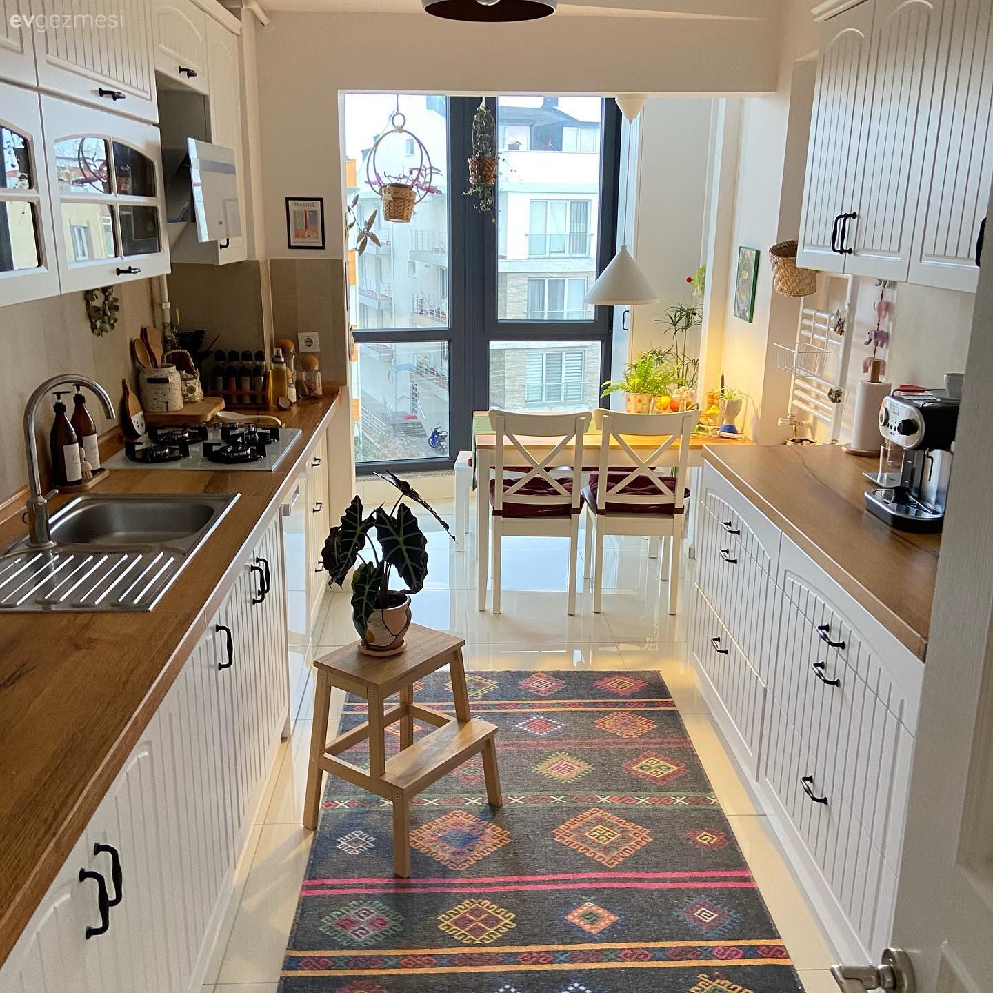 Mutfak, İskandinav, Beyaz ve ahşap mutfak, Beyaz, Ahşap mutfak tezgahı, Mutfak tezgahı, Tezgah arası seramik, Mutfak tezgah arası, Mutfak Avize Modelleri, Mutfak halısı, Sandalye, Mutfak masası, Ev bitkisi, Mutfak aksesuarları, Tabure, Gri