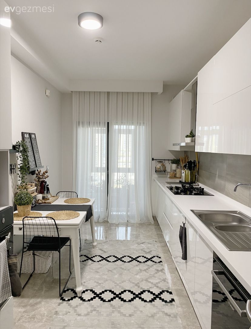 Mutfak, Beyaz, Siyah, Modern mutfak, Mutfak tezgahı, Mutfak tezgah arası, Mutfak perdesi, Mutfak masası, Sandalye, Mutfak aksesuarları