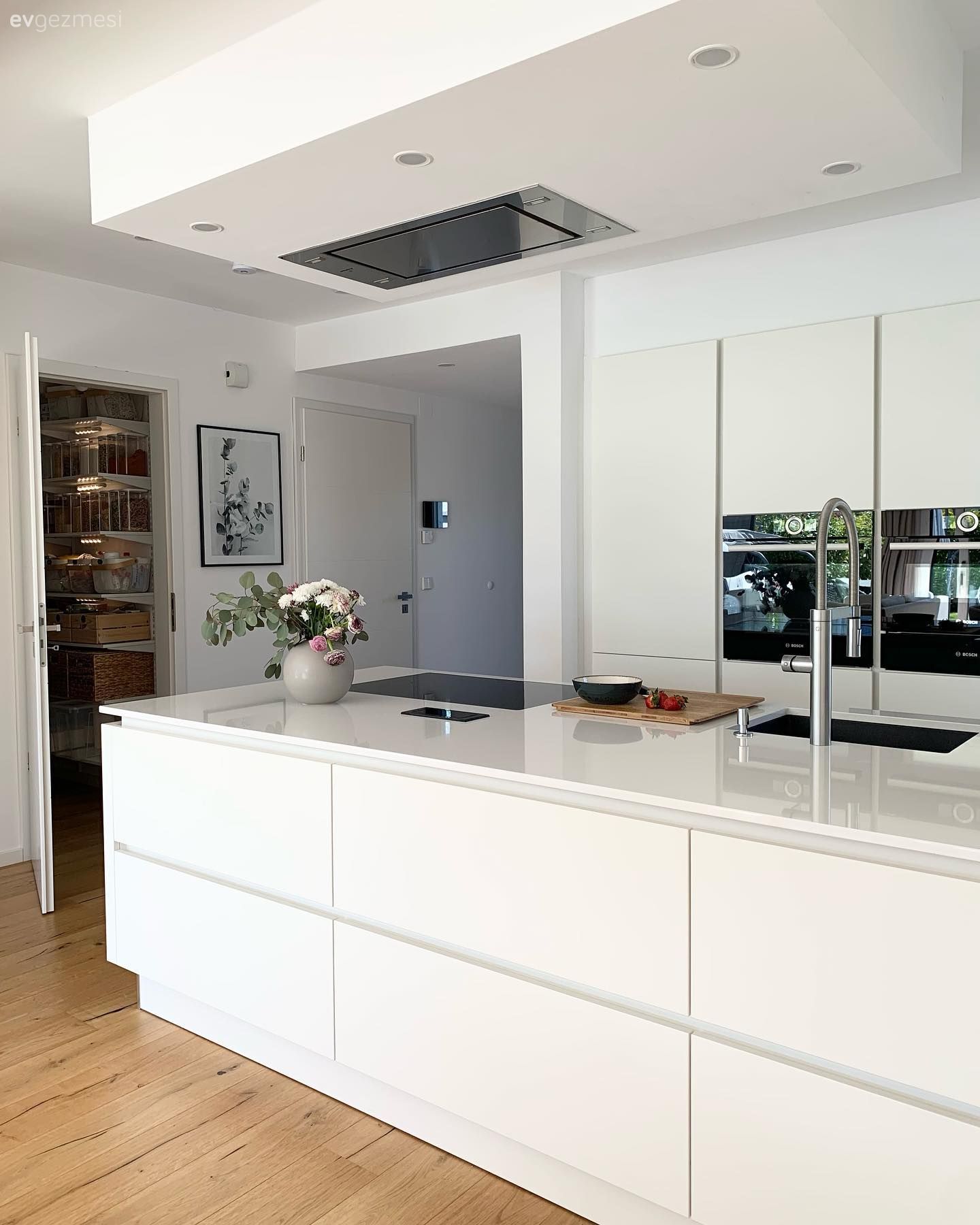 Bu Müstakil Evde Beyaz ve Ahşap Arasından Su Sızmıyor