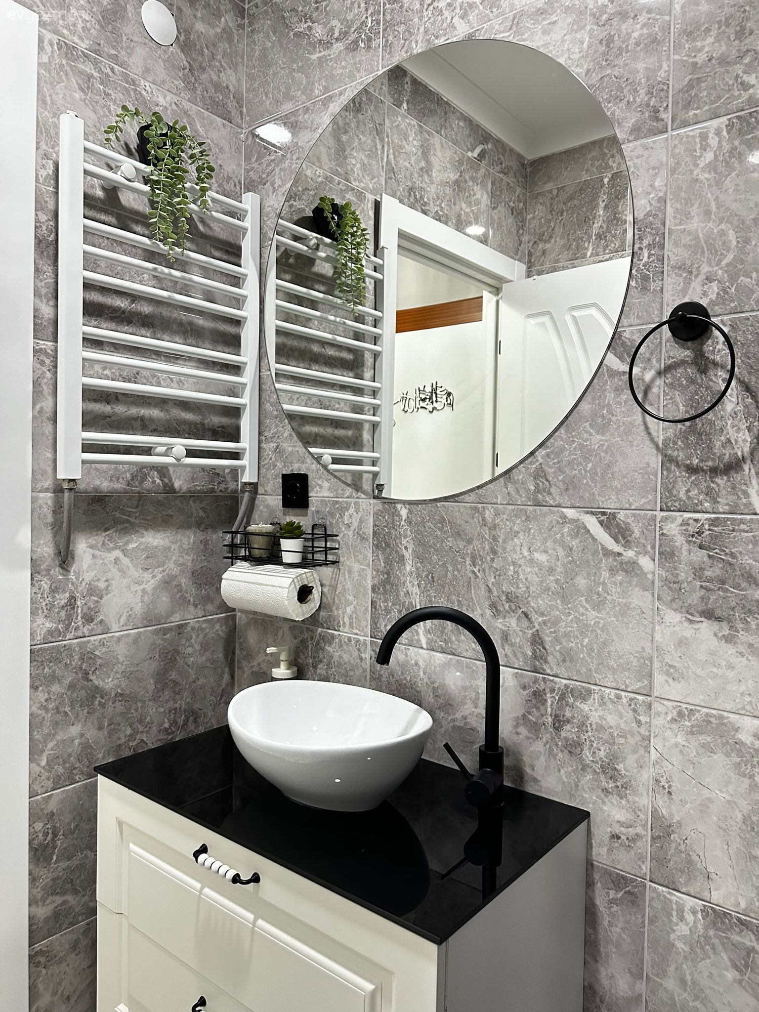 Banyo, Beyaz, Siyah, Gri, Banyo seramikleri, Banyo dolabı, Banyo aynası, Banyo lavabosu