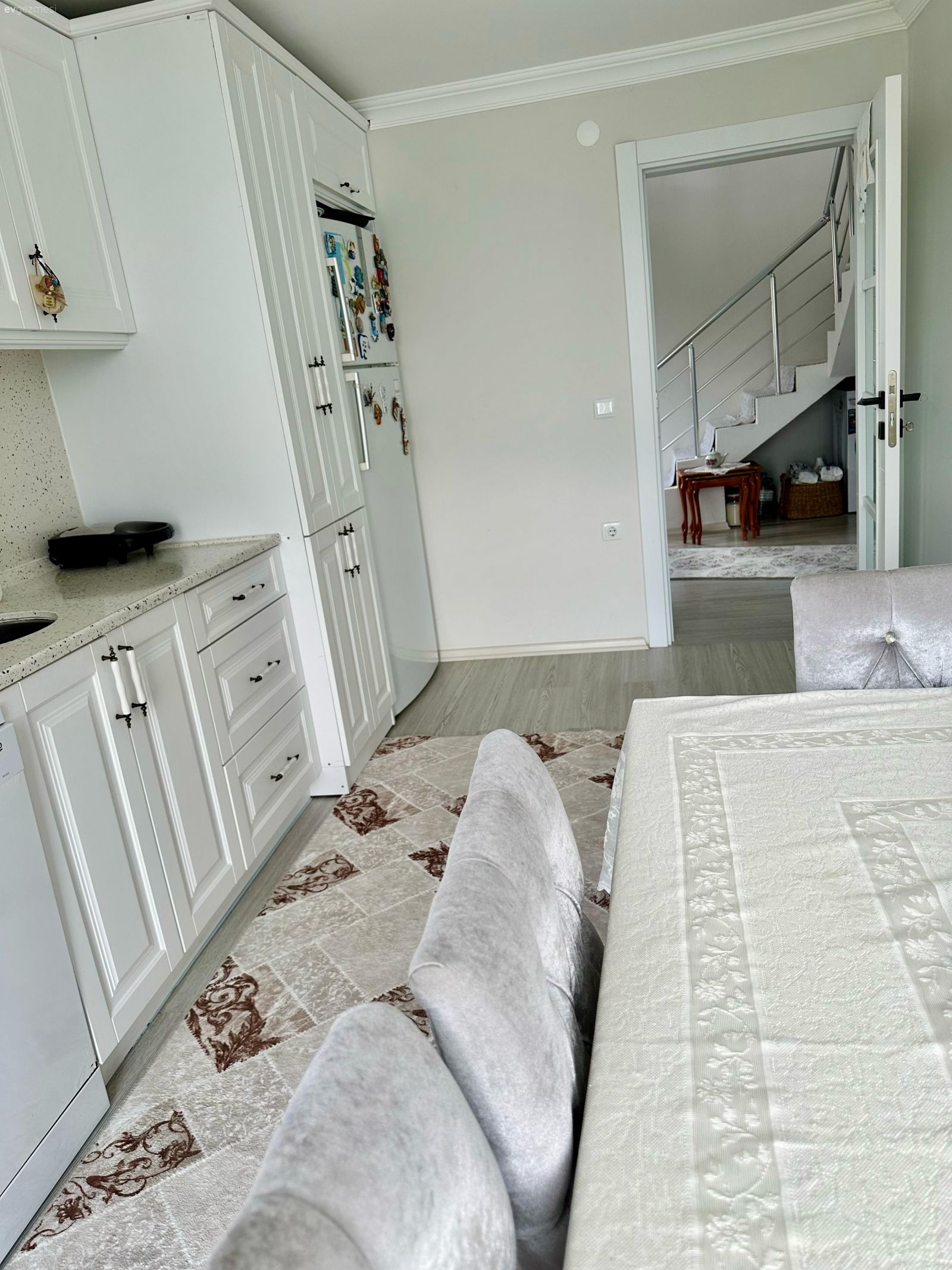 Beyaz, Beyaz mutfak, Mutfak, Shaker kapaklı dolaplar, Mutfak tezgahı, Mutfak tezgah arası, Mutfak masası, Köy evi