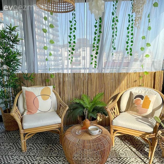 Balkon, Hasır, Bohem Dekorasyon, Balkon oturma grubu, Sandalye, Balkon masası, Sehpa, Balkon zemini, Pampas otu, Saksı, Çerçeve, Kırlent, Ev tekstili, Hasır sandalye
