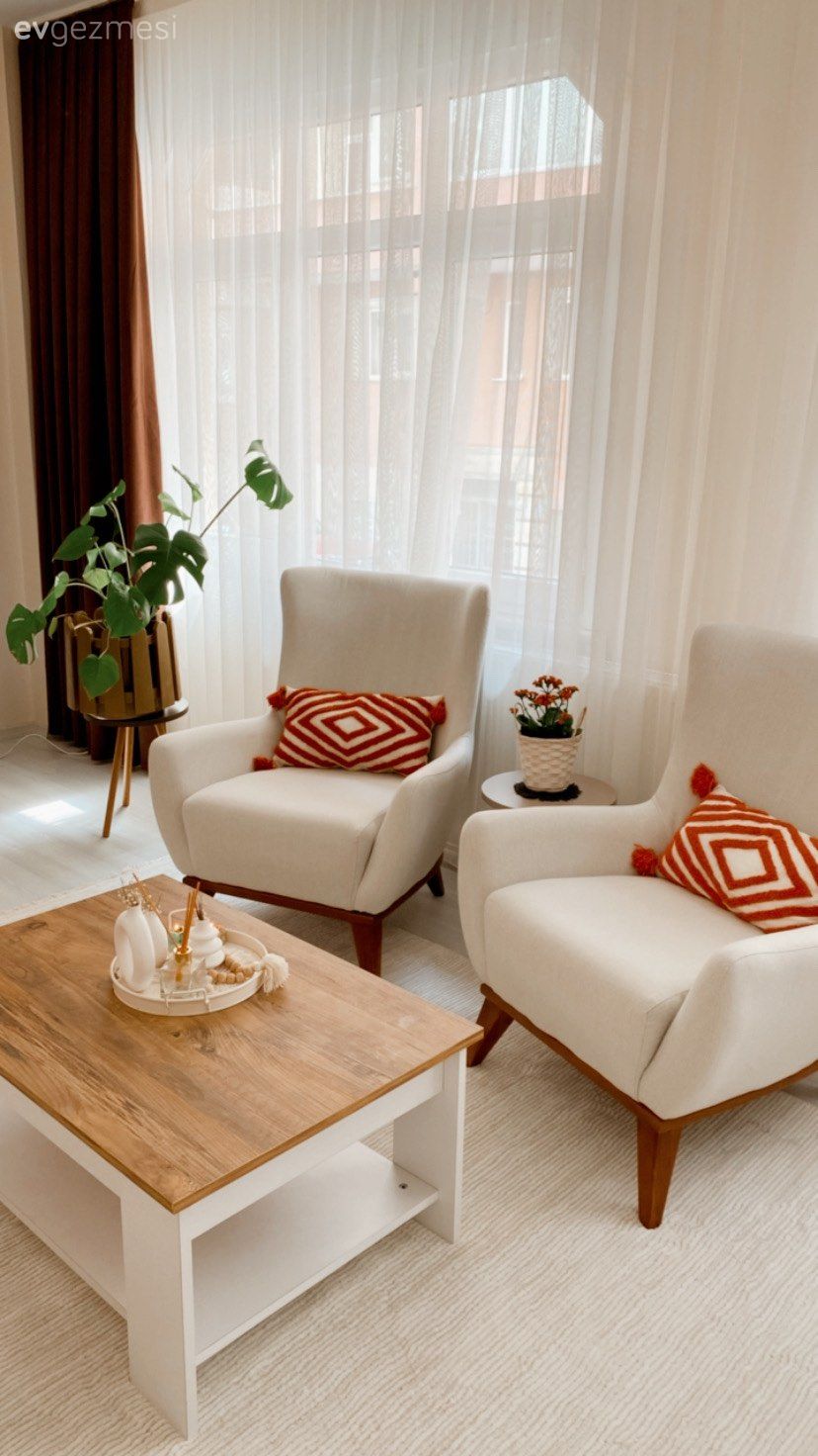 Salon, Beyaz, Turuncu, Kahverengi, Fon perde, Perde, Tül perde, Kırlent, Ev tekstili, Berjer, Orta sehpa, Sehpa, Halı, Ev bitkisi