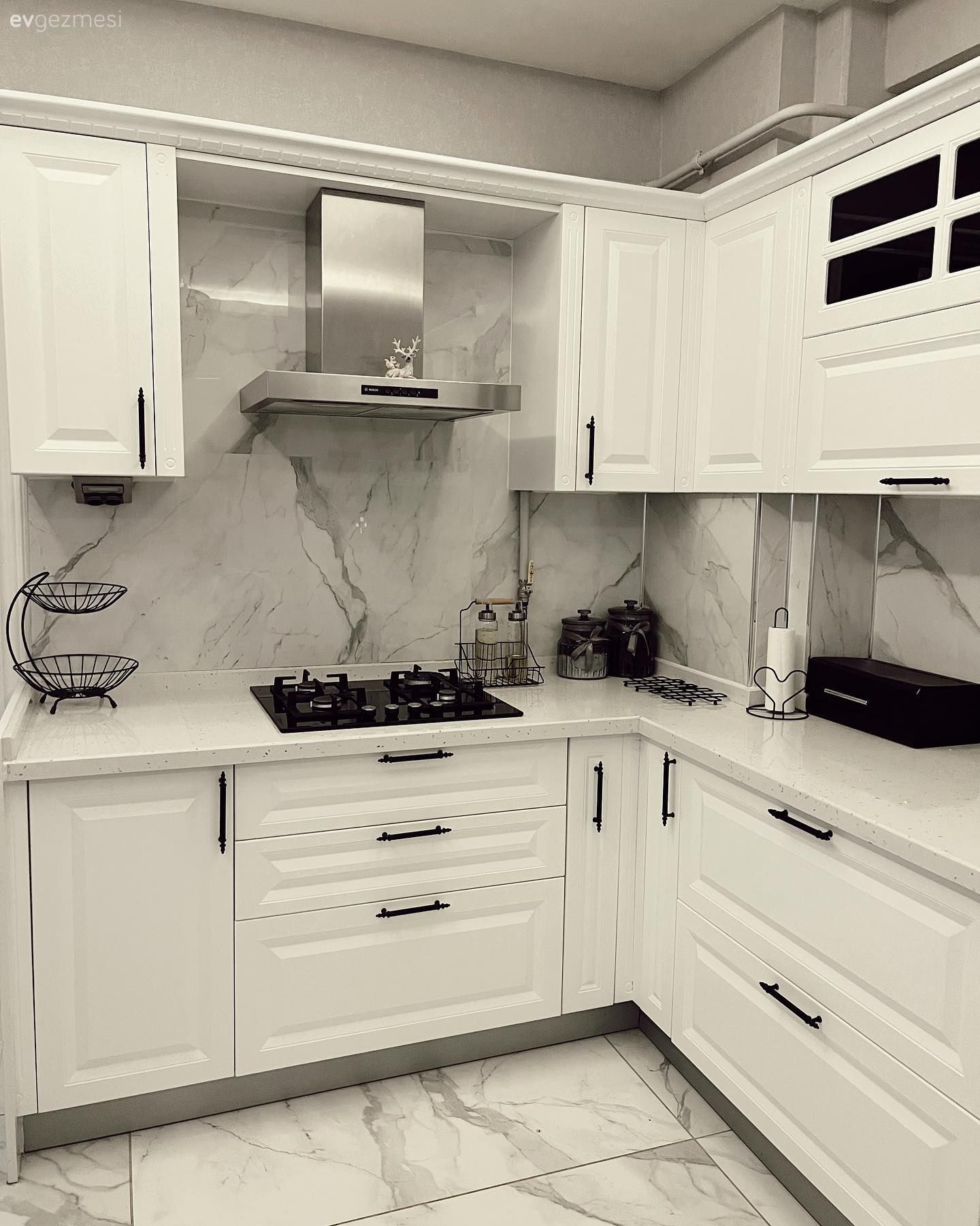 Mutfak, Beyaz, Siyah, Mutfak tezgahı, Mutfak tezgah arası, Tezgah arası doğal taş, Mutfak aksesuarları, Mutfak zemin seramikleri, Davlumbaz