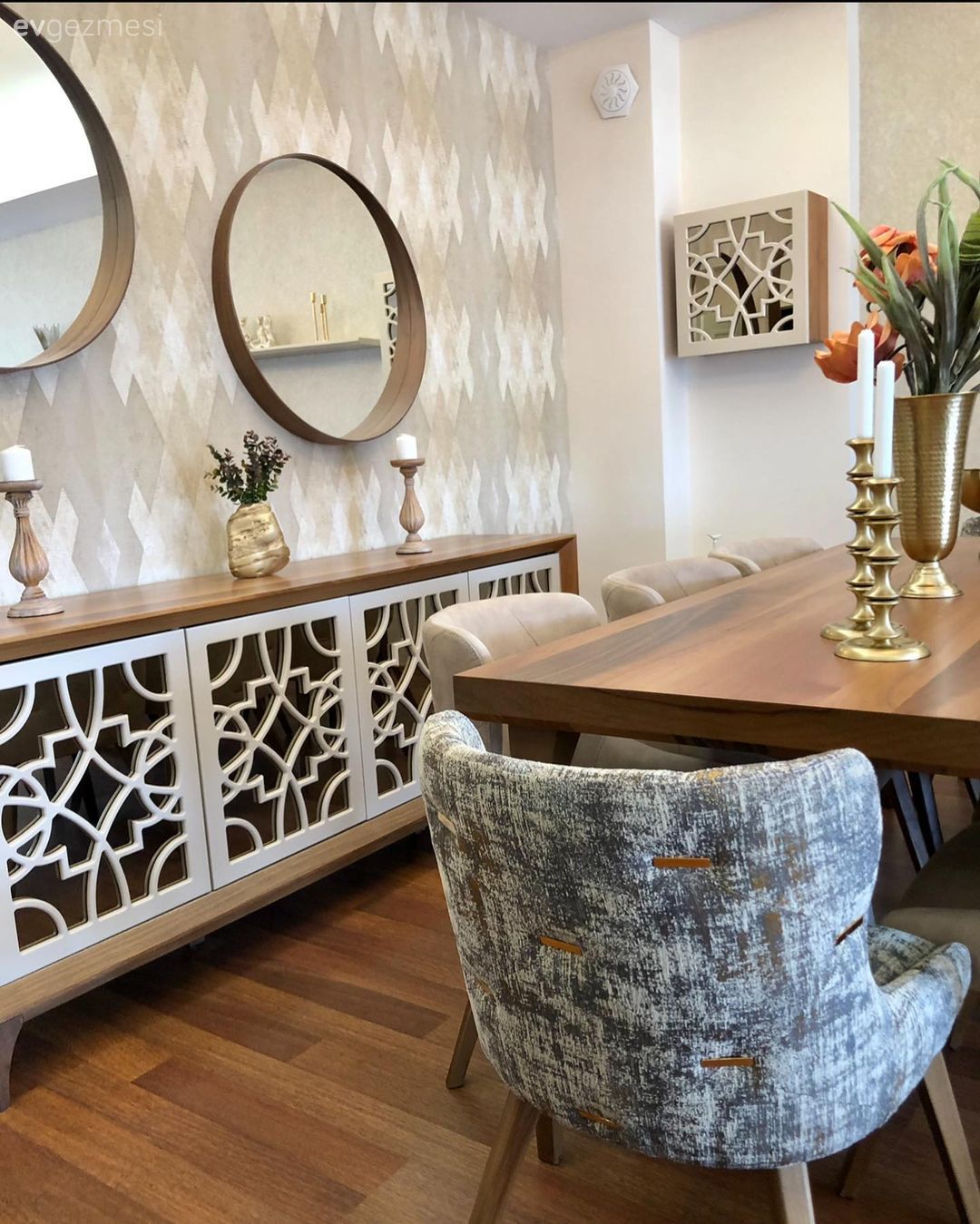 Yemek Odası, Art deko, Gri, Bej, Krem, Beyaz, Yuvarlak ayna, Dekoratif ayna, Sandalye, Yemek masası, Konsol, Konsol üzeri dekoratif objeleri, Avize, Aydınlatma, Ahşap masa