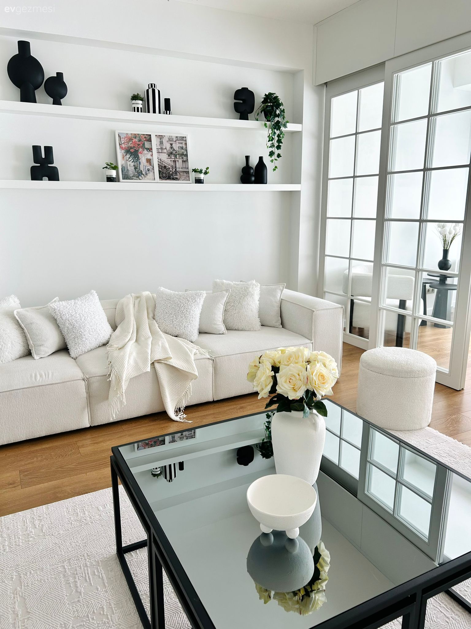 Beyaz ve Siyahı Baş Tacı Eden Bu Ev Zamansız Bir Görünüm Sunuyor!