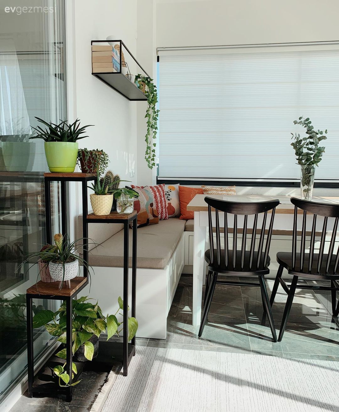 Bu Evdeki Odalar Farklı Tarzları ve Renkleri Kendi Aralarında Bölüşmüş!