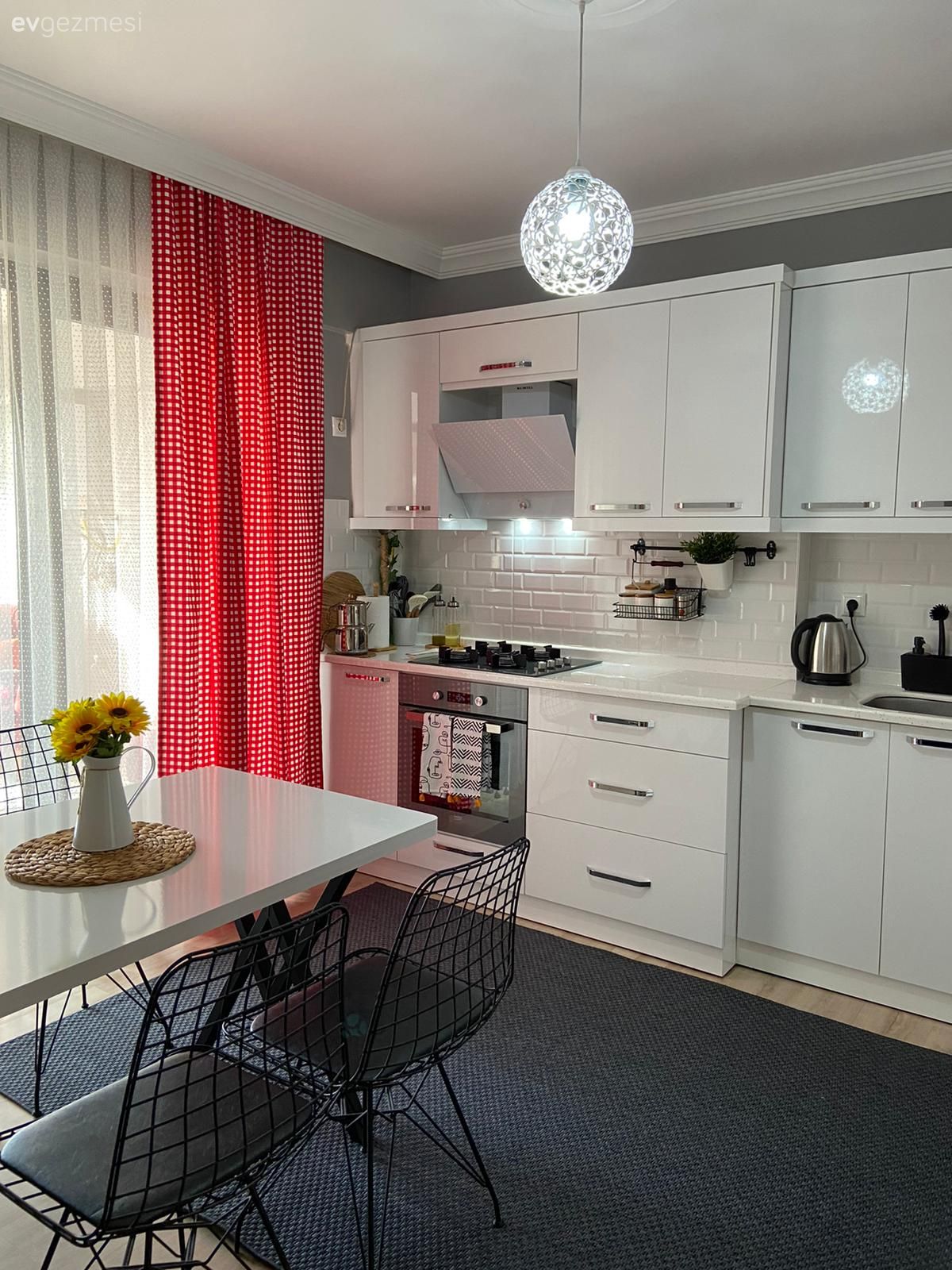 Mutfak, Beyaz, Gri, Kırmızı, Siyah, Fon perde, Perde, Tül perde, Mutfak perdesi, Mutfak tezgahı, Mutfak halısı, Metal sandalye, Sandalye, Mutfak masası