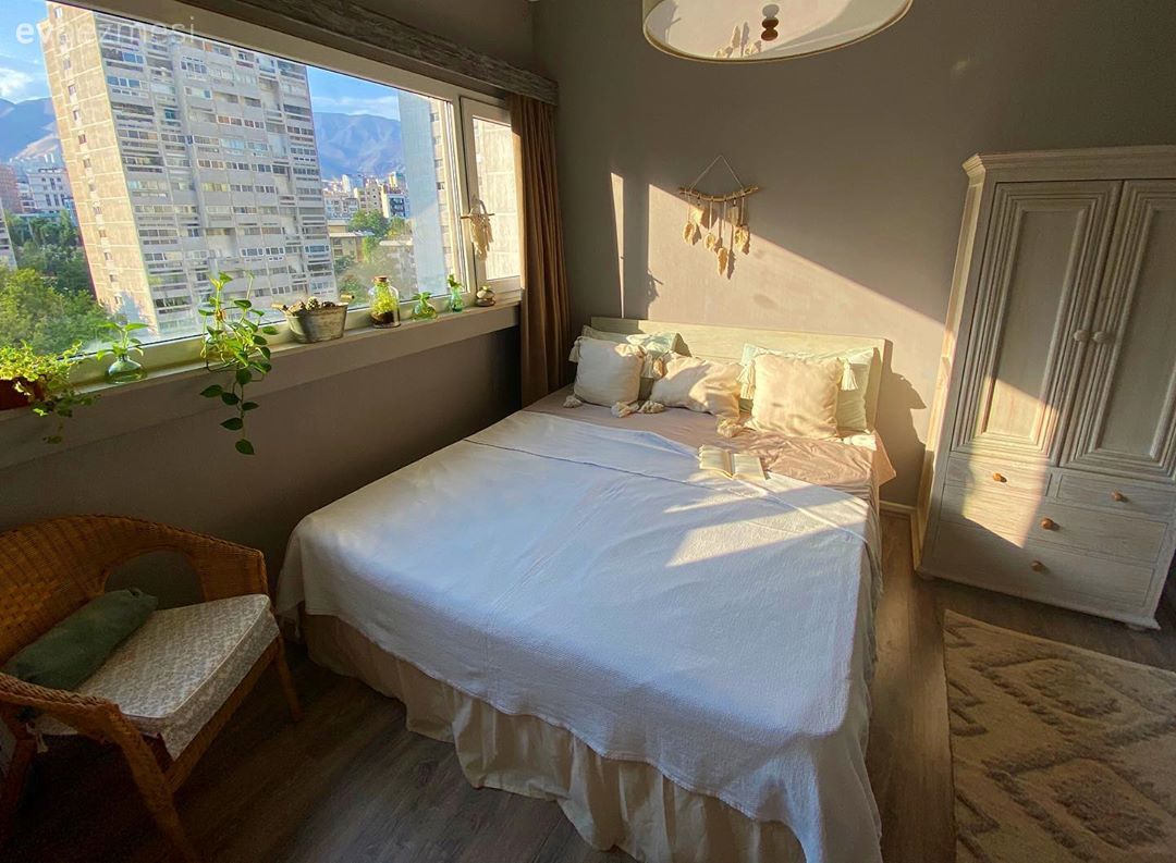 Yatak Odası, Beyaz, Country yatak odası, Bej, Krem, Sandalye, Ev bitkisi, Kırlent, Ev tekstili, Yatak başlığı