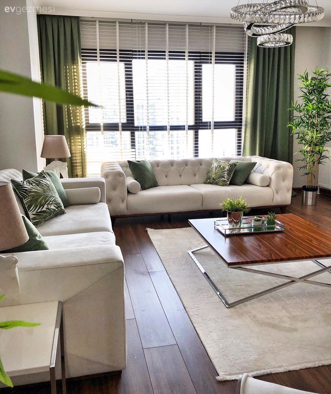 Salon, Beyaz, Yeşil, Kahverengi, Koltuk takımı, Kırlent, Ev tekstili, Jaluzi, Fon perde, Perde, Orta sehpa, Sehpa, Halı, Salon halısı, Metal ayaklı sehpa, Abajur, Aydınlatma, Avize, Salon avizesi, Puf, Ev bitkisi, Parke, Sehpa üstü aksesuarı, Ev Aksesuar, Desenler, Modern