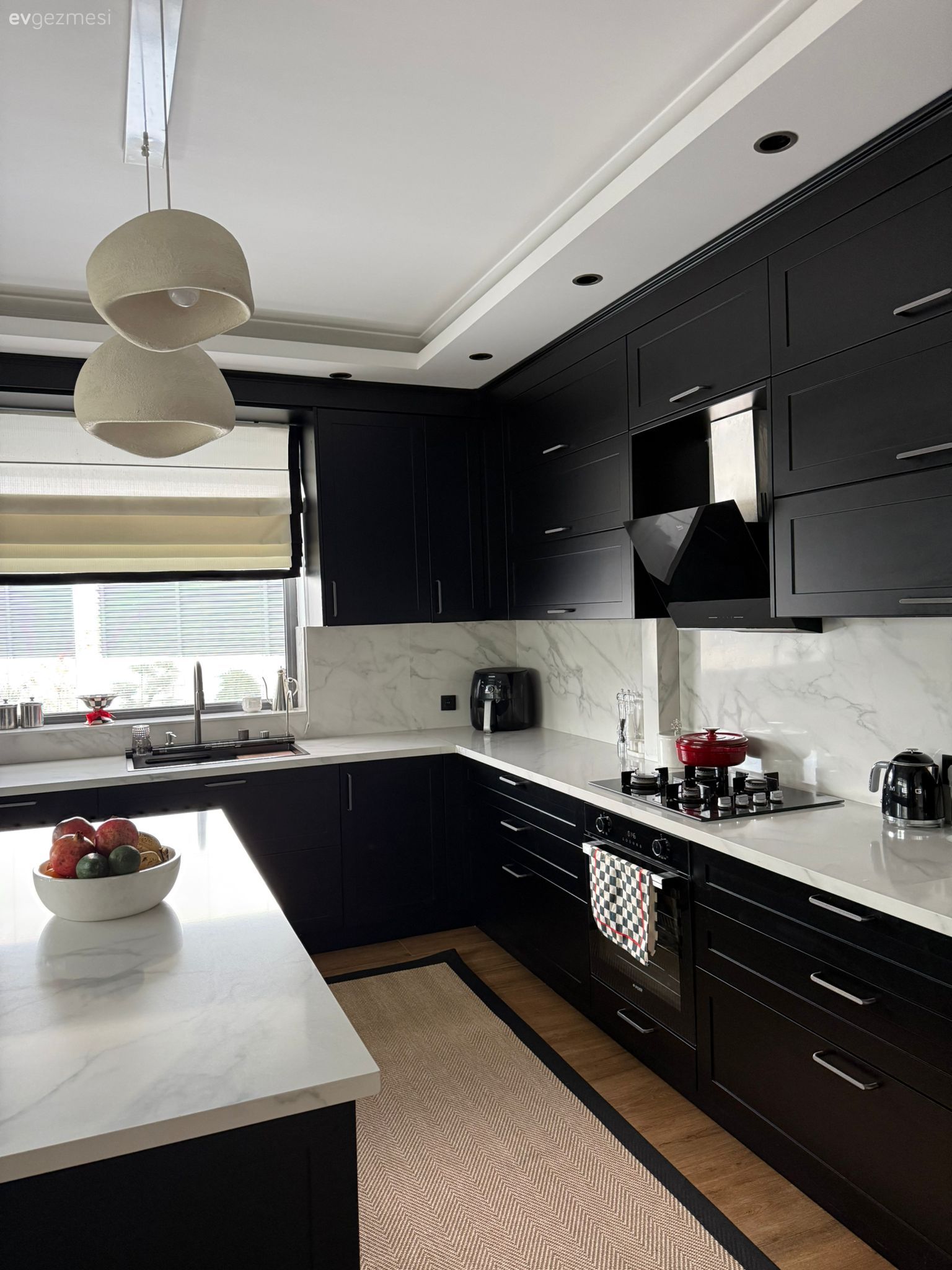 Mutfak, Modern mutfak, Modern, Siyah, Mutfak tezgahı, Mutfak tezgah arası, Tezgah arası seramik, Eviye , Pencere önü eviye, Ada mutfak, Mutfak halısı, Mutfak aksesuarları, Mutfak Avize Modelleri, Davlumbaz, Mutfak perdesi