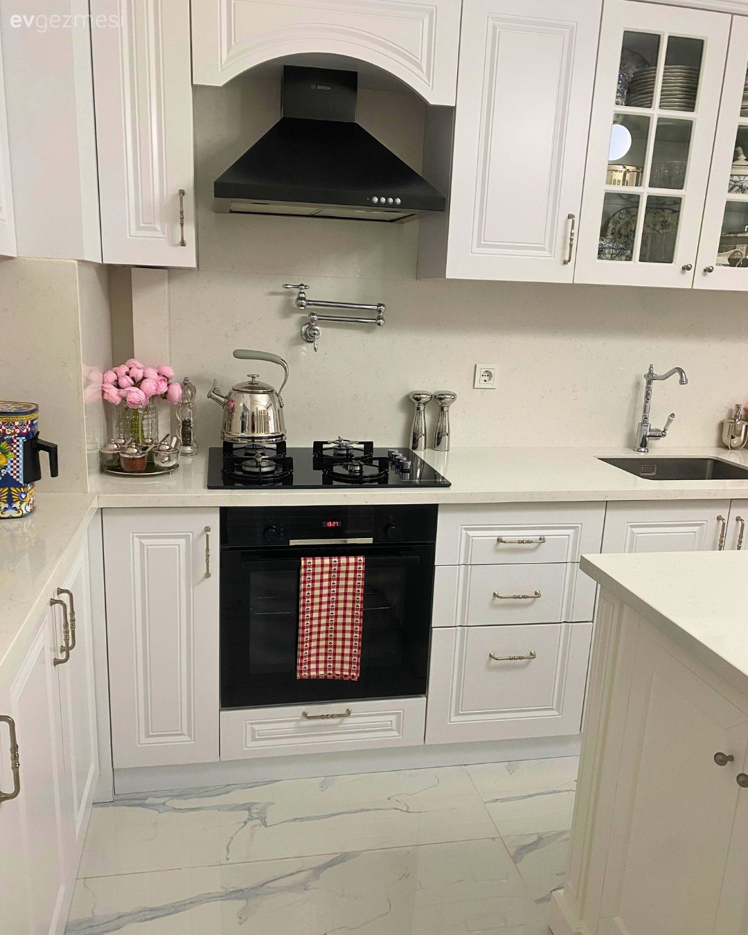 Mutfak, Modern, Beyaz, Bej, Krem, Mutfak tezgahı, Mutfak tezgah arası, Cam kapaklı dolap, Mutfak aksesuarları, Mutfak zemin seramikleri, Ankastre, Davlumbaz, Eviye , Mutfak bataryası