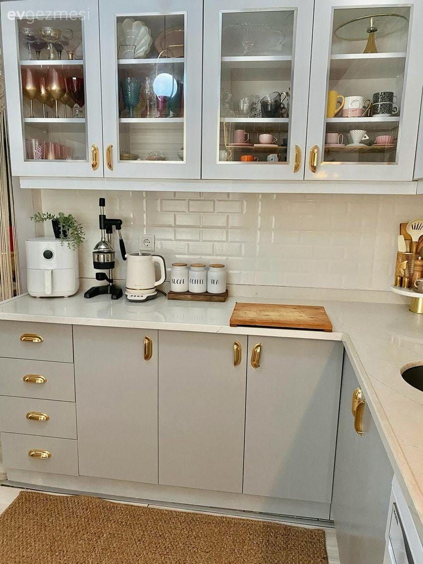 Mutfak, Beyaz, Bej, Mutfak tezgahı, Mutfak tezgah arası, Tezgah arası seramik, Mutfak halısı, Ankastre, Gri duvar, Mutfak aksesuarları, Dekoratif Objeler, Jüt halı, Halı, Country, Country mutfak, Metro seramik, Seramik, Altın