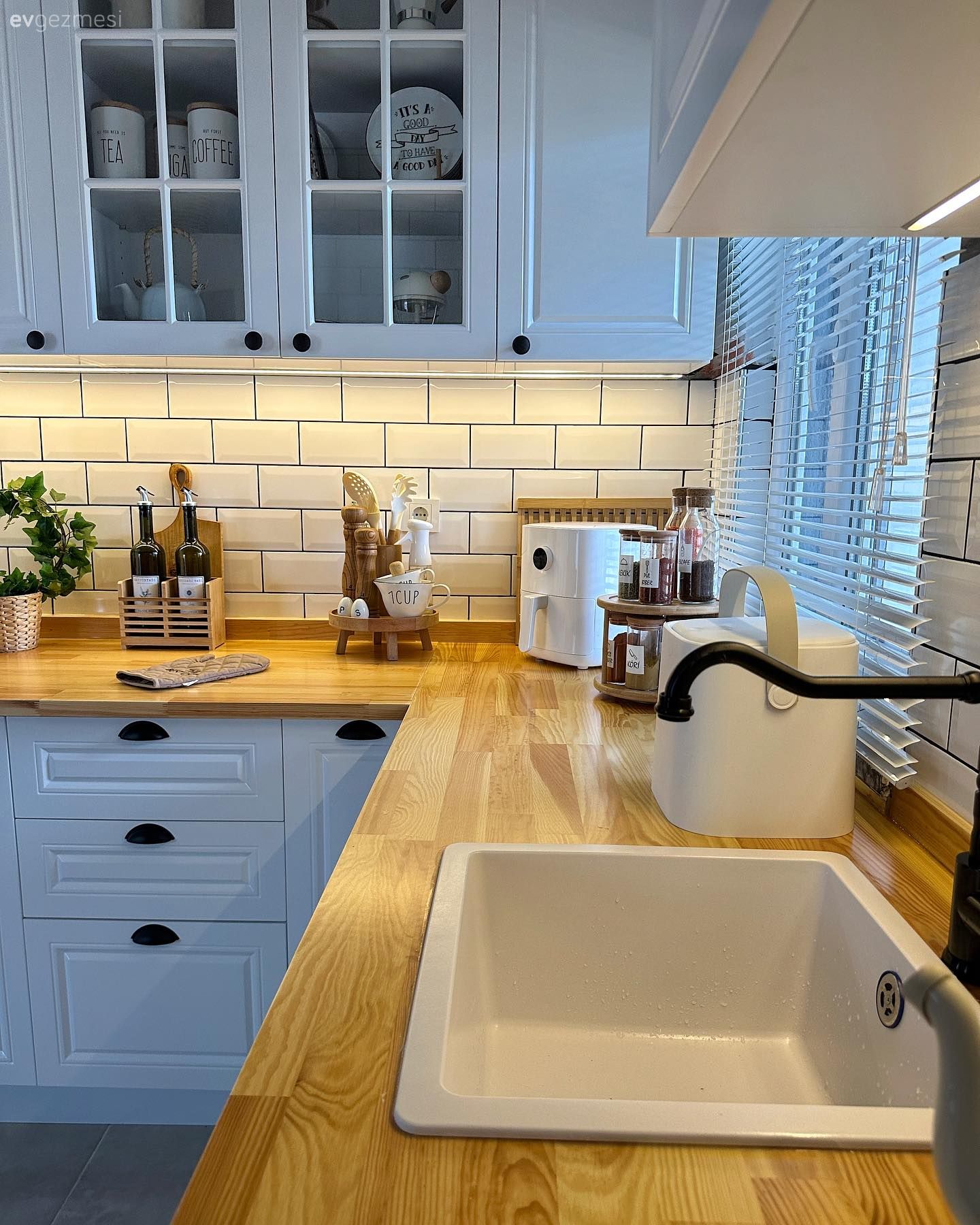 Mutfak, Country mutfak, Beyaz, Ahşap mutfak tezgahı, Mutfak tezgahı, Shaker kapaklı dolaplar, Metro seramik, Seramik, Mutfak tezgah arası, Eviye , Mutfak aksesuarları