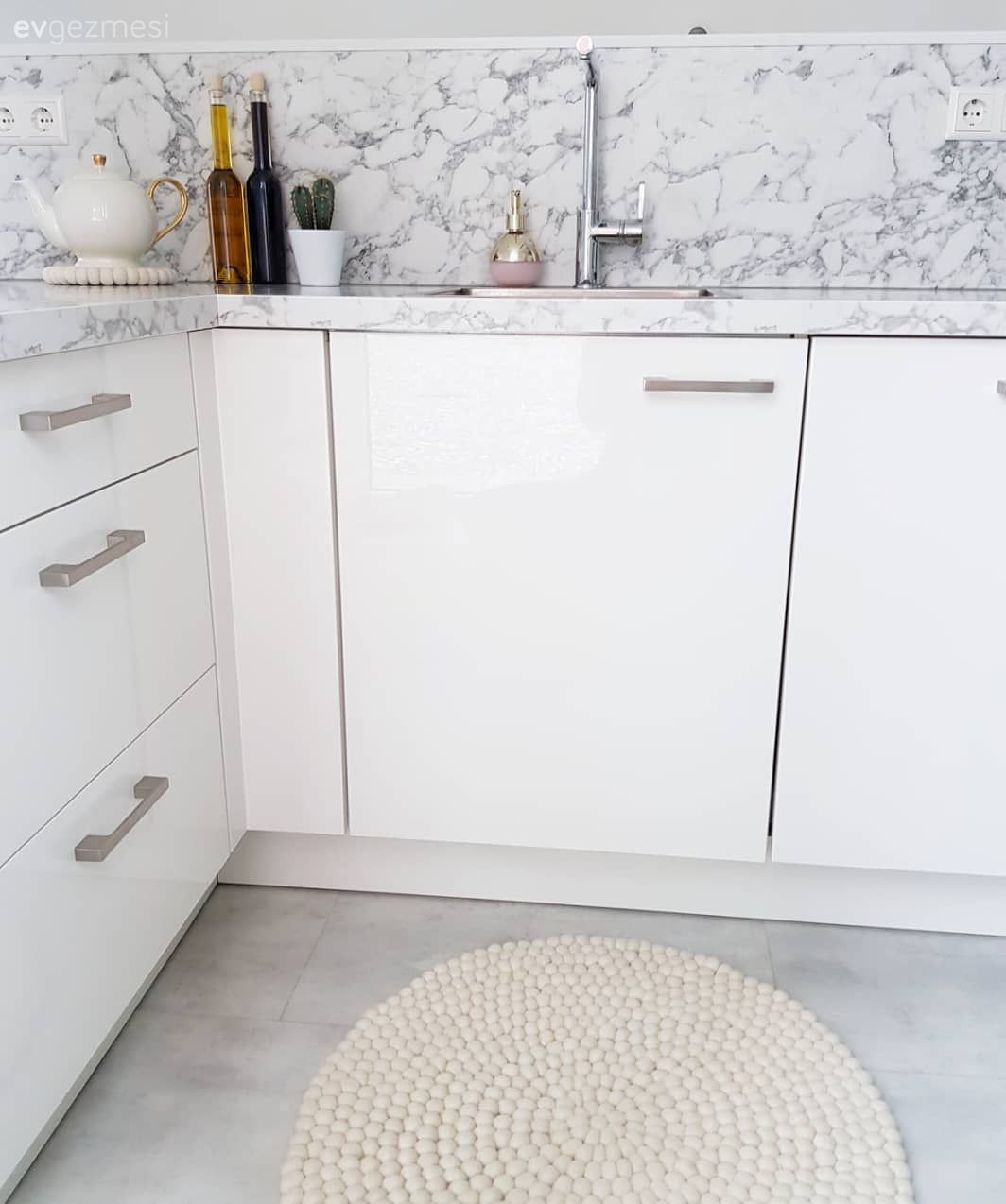 Bu Şık Evin Her Köşesinde Altının Işıltısı Var