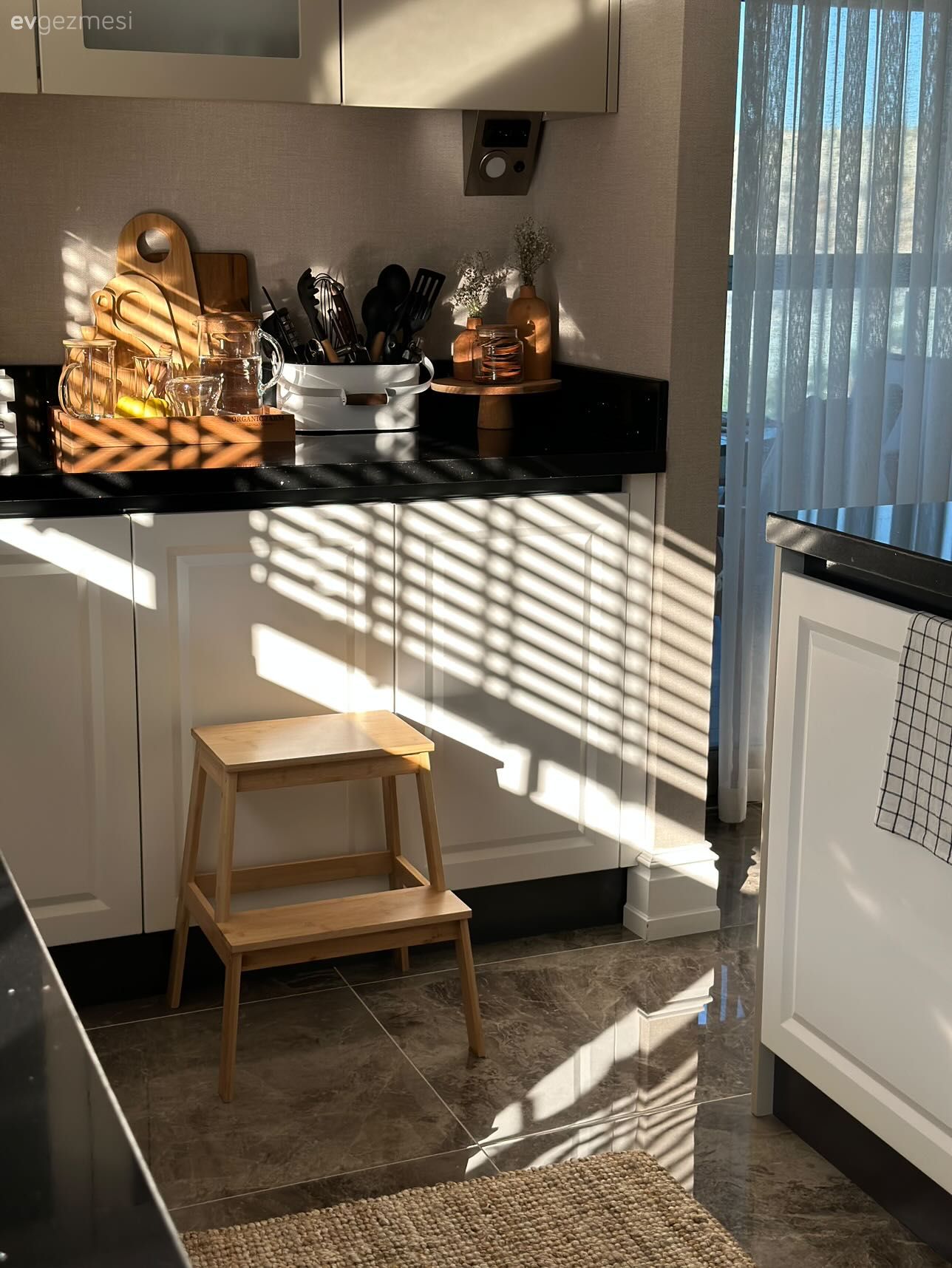 Mutfak, Modern, Beyaz, Siyah, İskandinav, Mutfak tezgahı, Mutfak tezgah arası, Tül perde, Perde, Mutfak zemin seramikleri, Siyah tezgah, Mutfak aksesuarları
