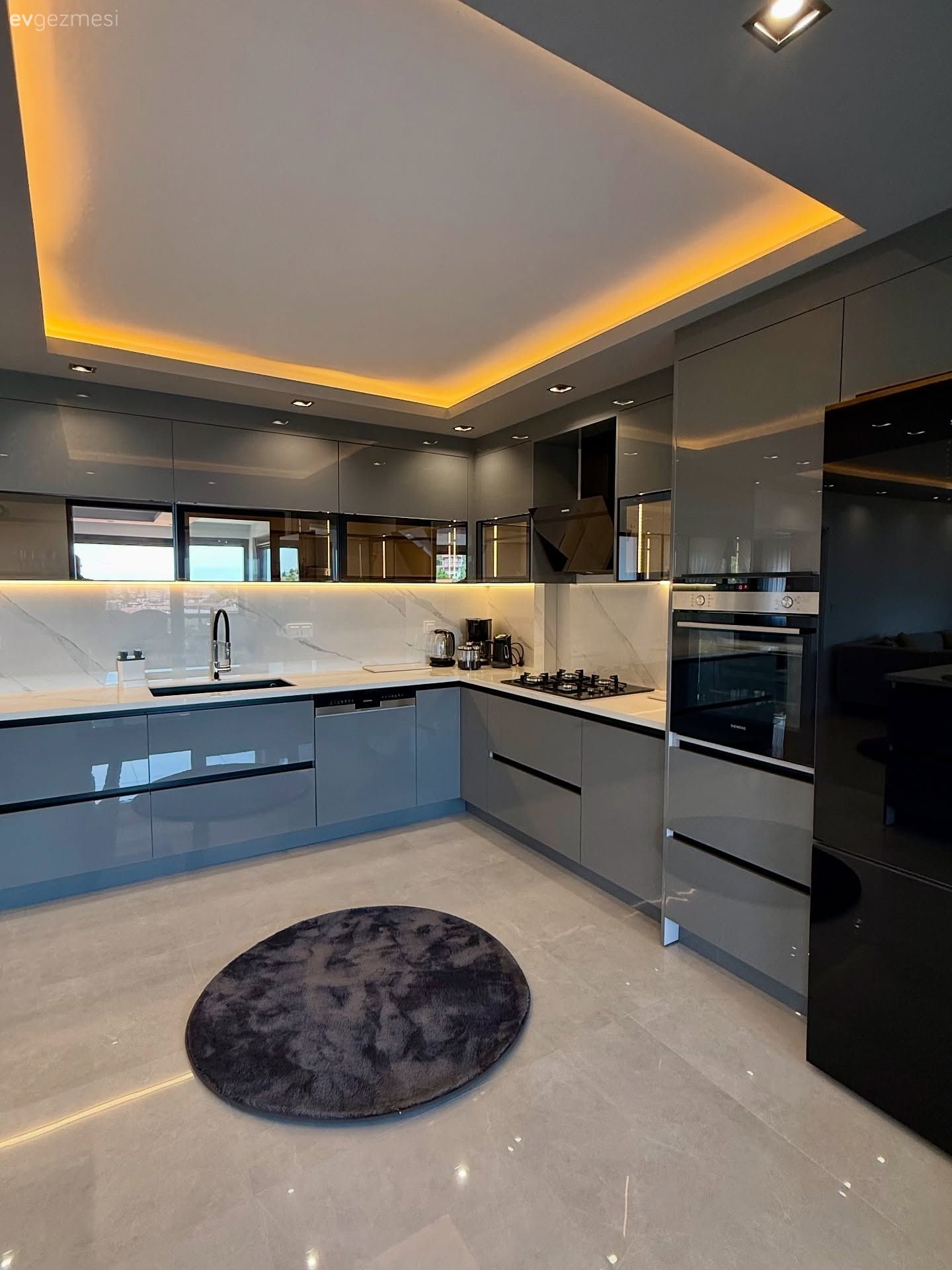 Bu Açık Mutfakta Modern Tarza Göz Kırpan Çok Parça Var