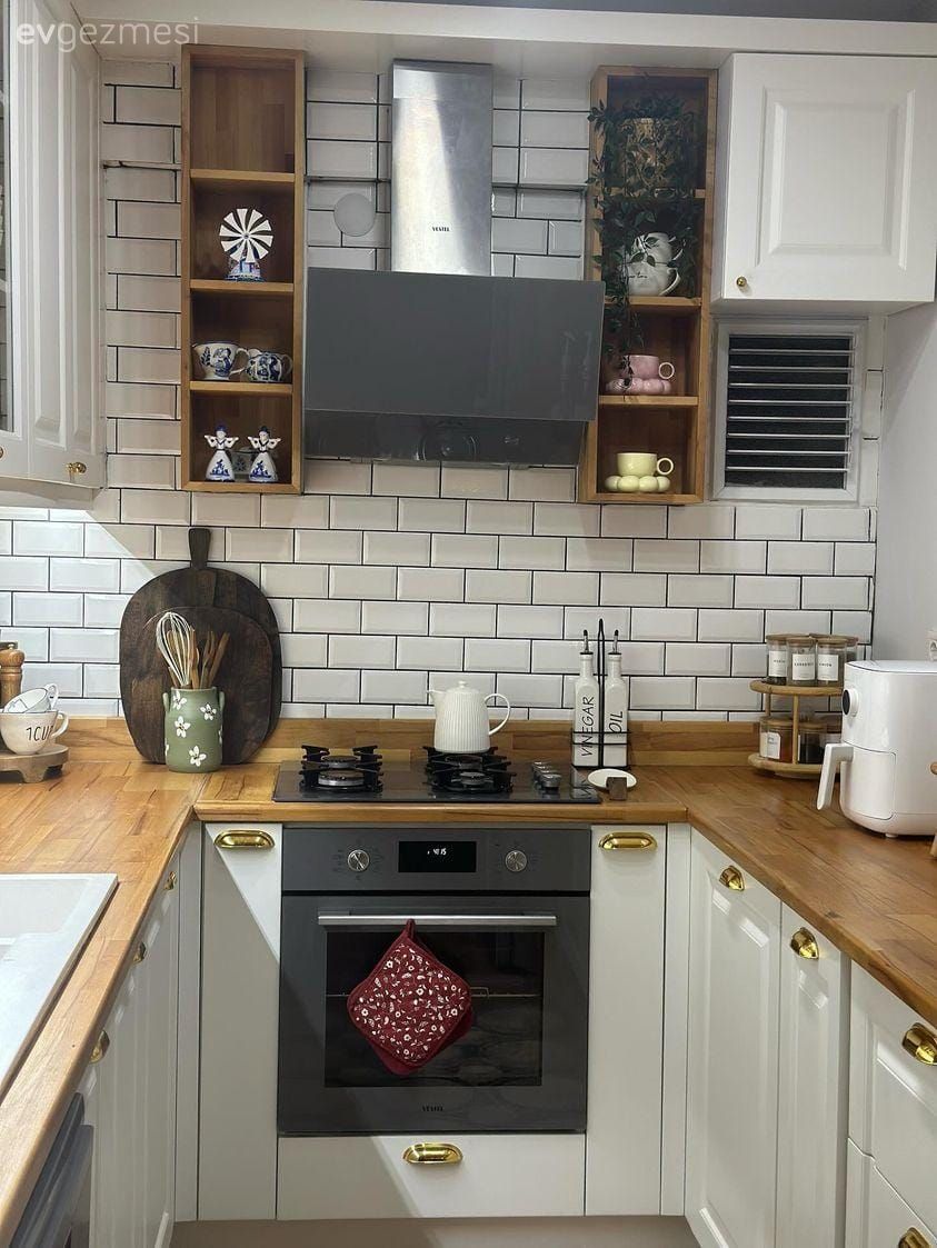 Beyaz, Beyaz ve ahşap mutfak, Mutfak, Ahşap mutfak tezgahı, Mutfak tezgahı, Shaker kapaklı dolaplar, Mutfak aksesuarları, Metro seramik, Seramik, Ankastre, Davlumbaz, Mutfak tezgah arası