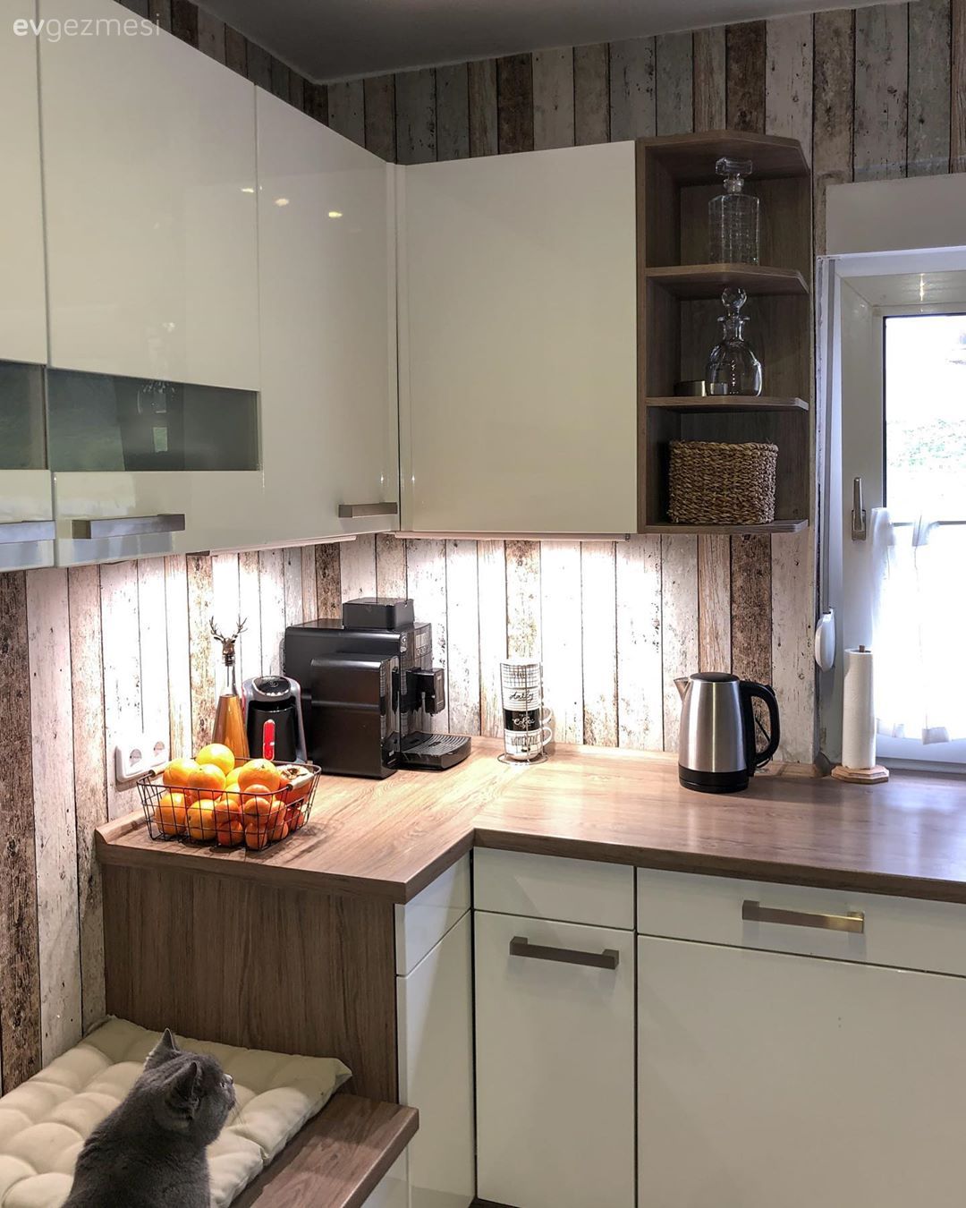 Mutfak, Beyaz ve ahşap mutfak, Mutfak tezgahı, Mutfak tezgah arası, Davlumbaz, Krem, Kahverengi, Mutfak duvar dekorasyonu