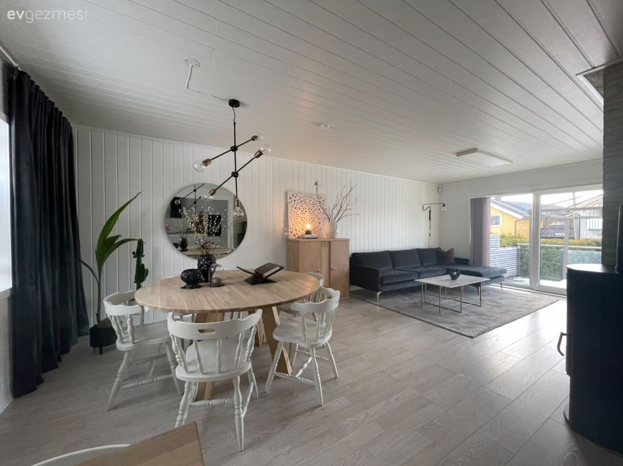 Salon, İskandinav, Gri, Beyaz, Ahşap Mobilya, Köşe koltuk, Koltuk takımı, Lambri, Lambri tavan, Halı, Salon halısı, Orta sehpa, Sehpa, Tv ünitesi, Tv ünitesi aksesuarları, Ev Aksesuar, Sandalye, Yemek Odası, Yuvarlak ayna, Dekoratif ayna, Yemek odası avizesi, Ev bitkisi, Saksı, Füme, Tablo, Duvar dekorasyonu, Vazo