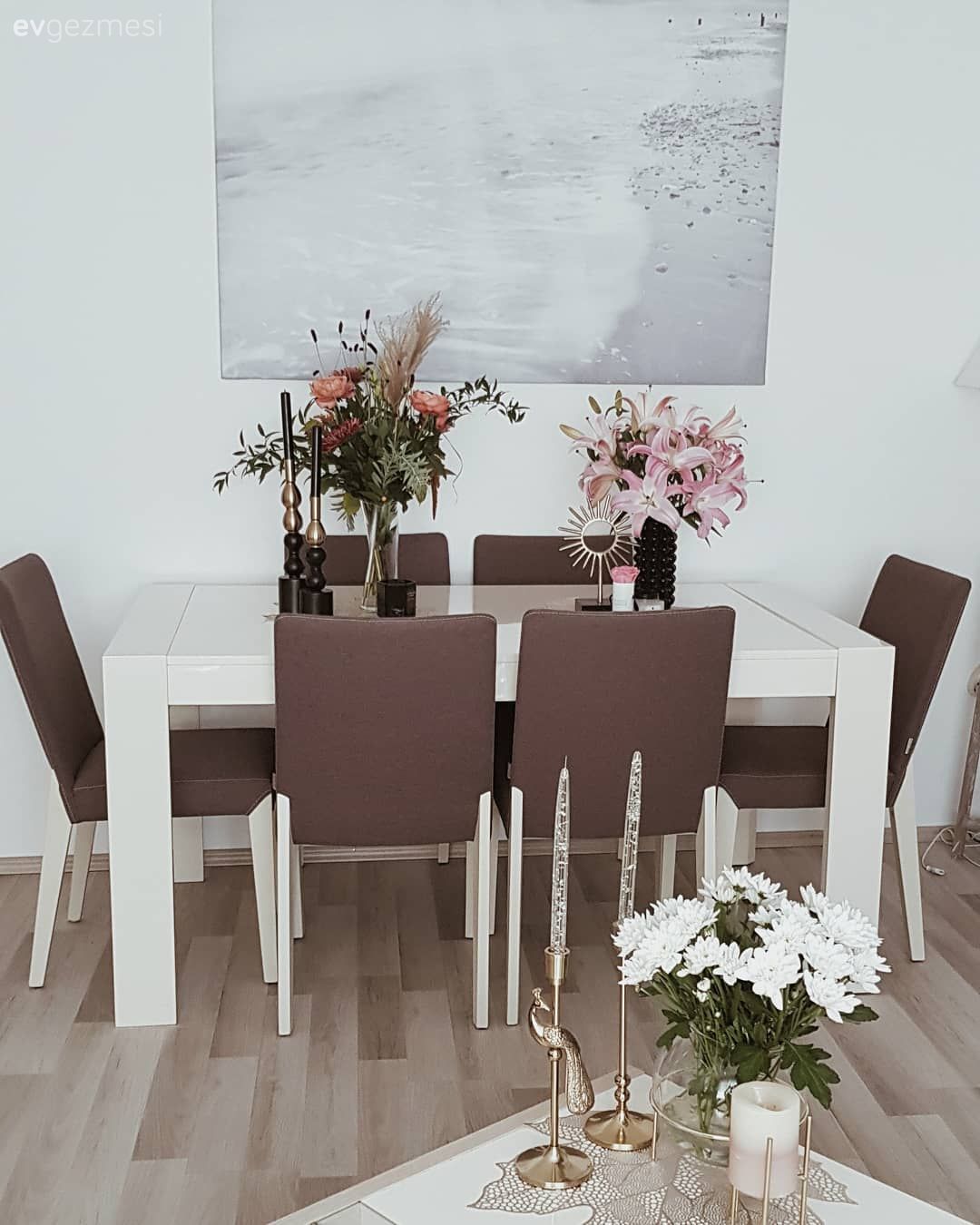 Yemek Odası, Beyaz, Kahverengi, Tablo, Duvar dekorasyonu, Vazo, Ev Aksesuar, Çiçekler, Yemek masası, Sandalye