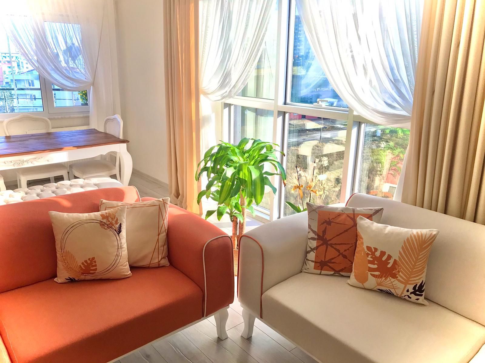 Salon, Koltuk takımı, Beyaz koltuk, Turuncu, Krem, Beyaz, Fon perde, Perde, Tül perde, Kırlent, Ev tekstili, Ev bitkisi