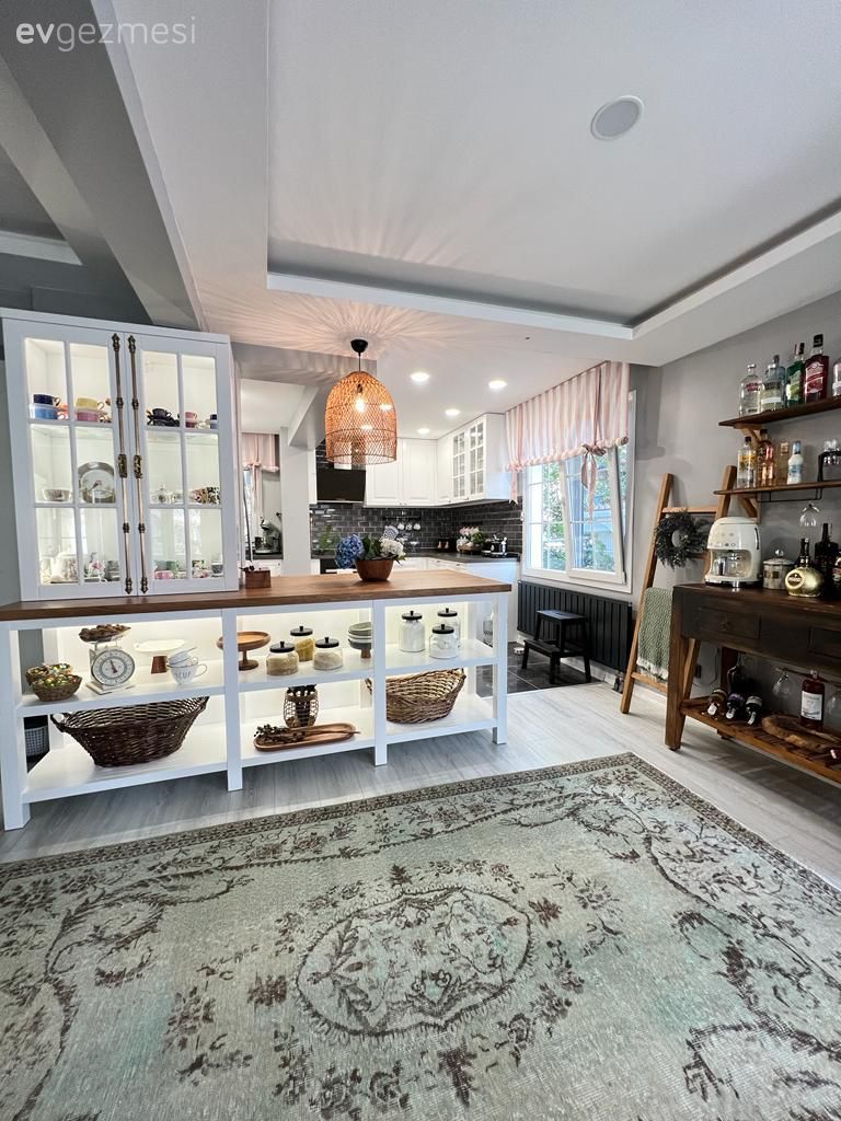 Bahçeli Evin Bu Mutfağı Geçmişle Günümüz Arasında Dengeyi Sağlamış!