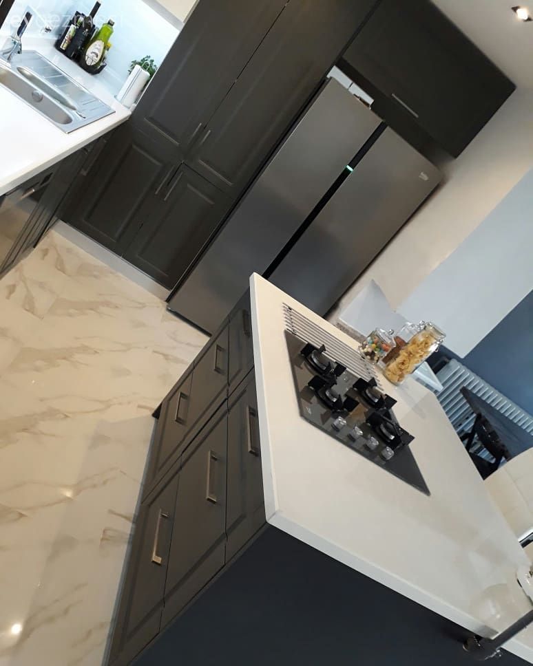 Mutfak, Gri mutfak, Beyaz, Ada mutfak, Mutfak tezgahı, Mutfak tezgah arası, Cam Ankastre, Ankastre, Gardrop tipi buzdolabı, Mutfak zemin seramikleri, Antrasit  