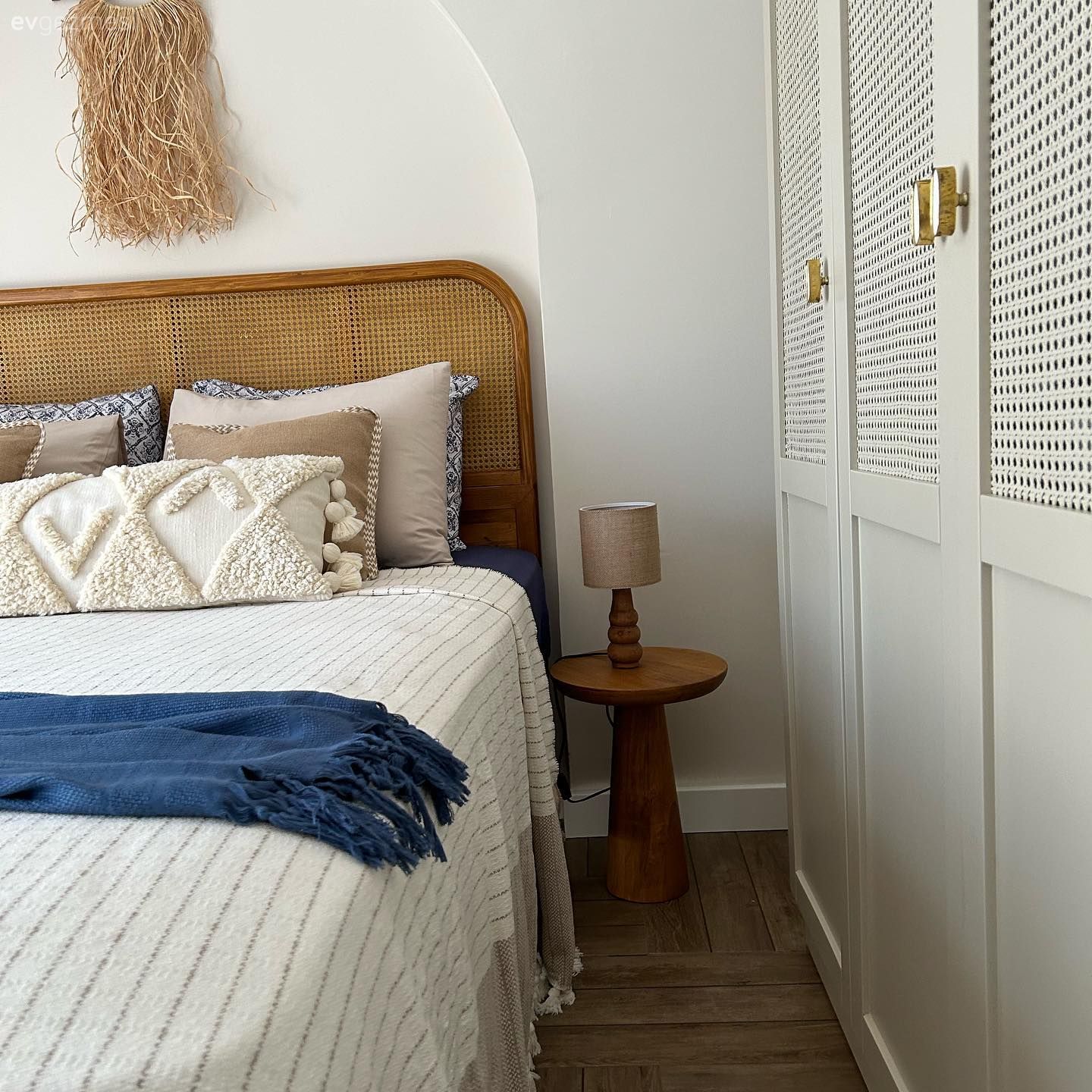 Yatak Odası, İskandinav, Hasır, Bohem Dekorasyon, Yatak başlığı, Duvar Nişleri, Yatak odası duvar dekorasyonu, Yatak örtüsü, Mavi, Beyaz, Gardrop