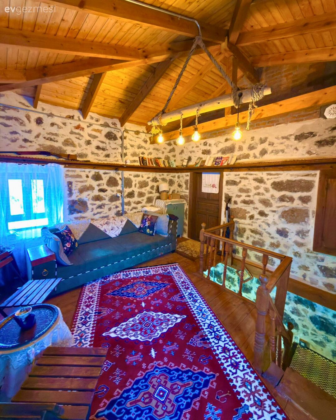Köy evi, Ahşap ev, Taş ev, Dubleks evler, Tavan dekorasyon, Rustik Aydınlatma, El dokuma halı, Halı, Yeşil, Bordo, Koltuk takımı, Desenler