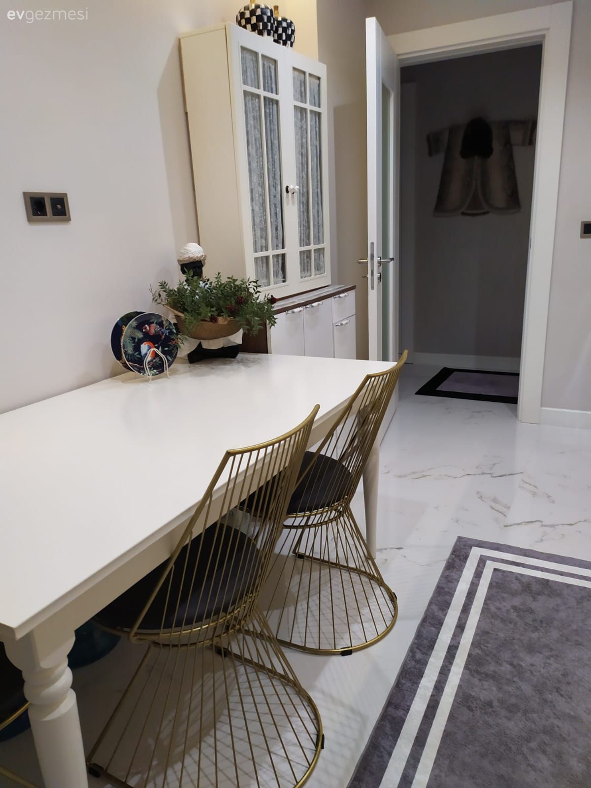Beyaz, Siyah, Altın, Mutfak masası, Sandalye, Mutfak aksesuarları, Mutfak, Gri, Mutfak halısı