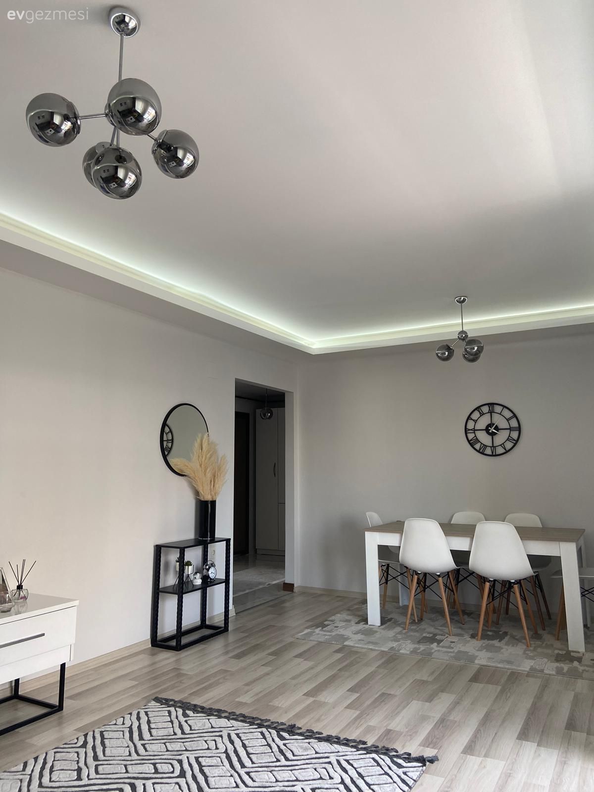 Salon, Modern, Beyaz, Siyah, Geometrik desen, Desenler, Halı, Salon halısı, Tv ünitesi, Tv ünitesi aksesuarları, Ev Aksesuar, Konsol, Yuvarlak ayna, Dekoratif ayna, Sandalye, Yemek masası, Metal duvar saati, Avize, Aydınlatma