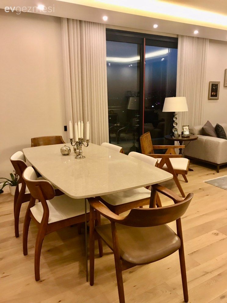 Fon perde, Perde, Lambader, Aydınlatma, Bej, Ahşap Mobilya, Sandalye, Yemek masası, Spot aydınlatma, Parke