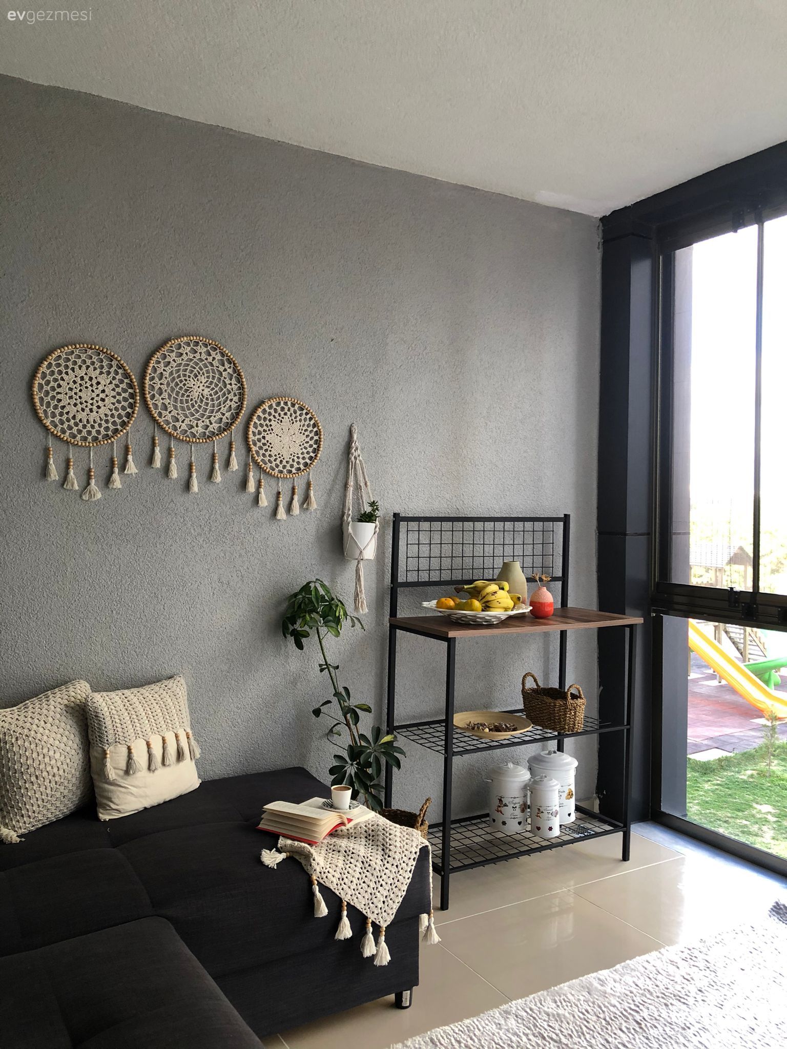 Balkon, Gri duvar, Balkon oturma grubu, Kırlent, Ev tekstili