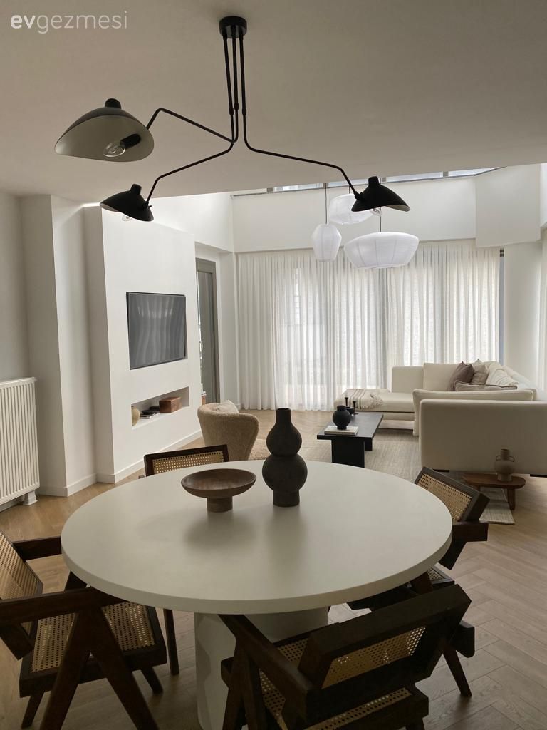 Bu Dubleks Evde Alan Geniş Olsa da Gereksiz Eşya İçin Yer Yok