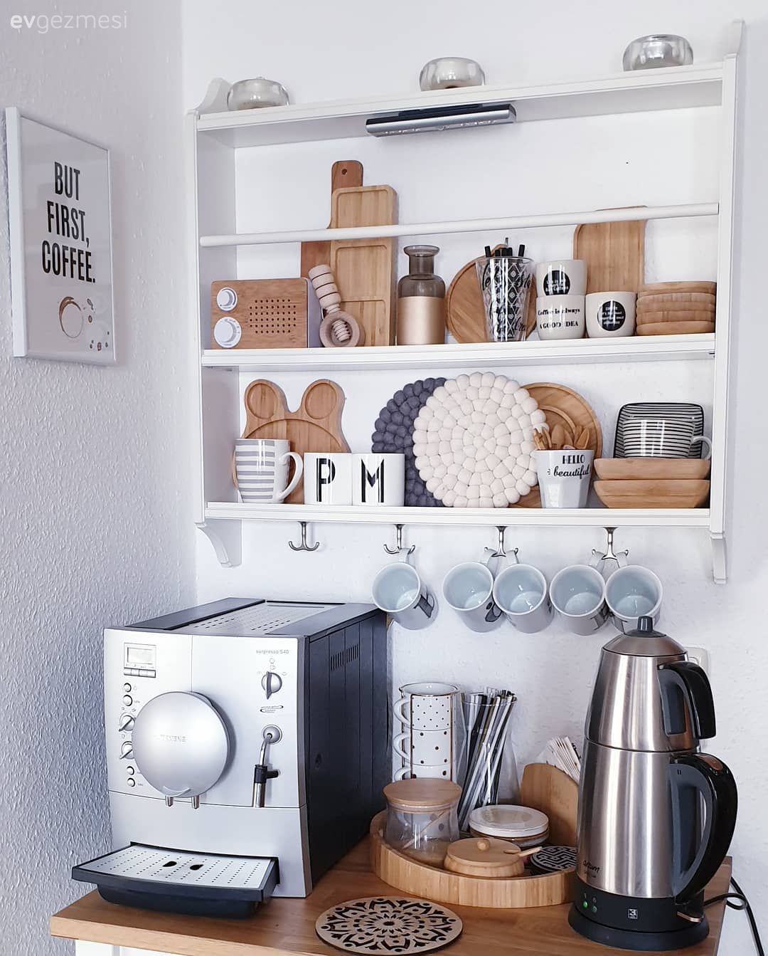 Mutfak, Mutfak masası, Sandalye, Açık raf, Duvar rafı, Beyaz, Ahşap Mobilya, Parke, Vazo, Ev Aksesuar, Çiçekler