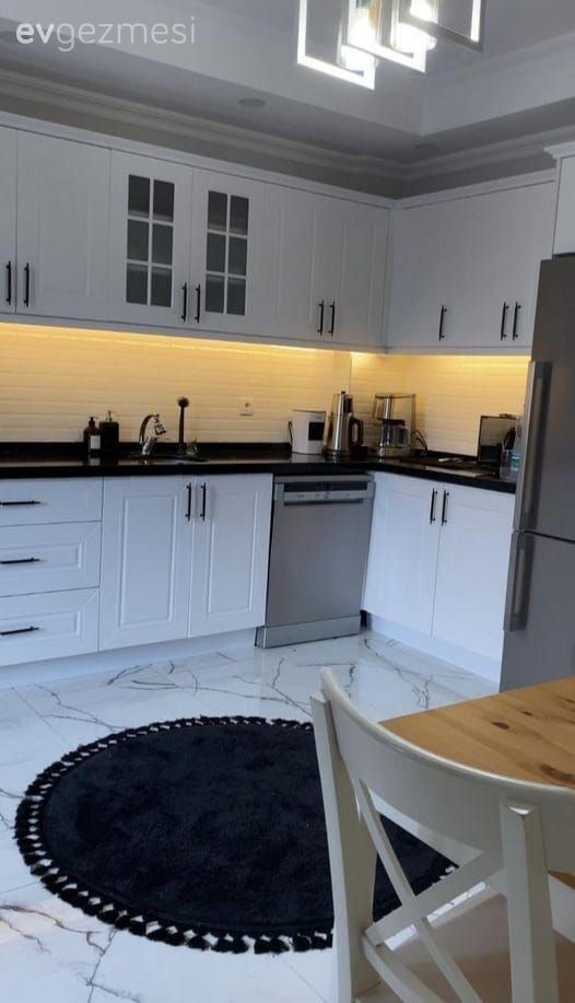 Mutfak, Beyaz, Siyah, Siyah tezgah, Mutfak tezgahı, Mutfak tezgah arası, Tezgah arası seramik, Mutfak halısı, Mutfak Avize Modelleri, Shaker kapaklı dolaplar, Sandalye