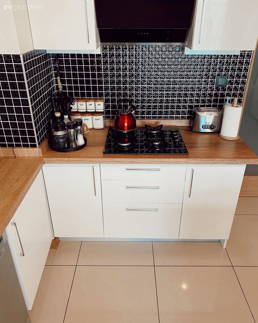 Mutfak, Beyaz, Siyah, Mutfak tezgahı, Mutfak tezgah arası, Tezgah arası seramik, Ankastre, Davlumbaz, Mutfak zemin seramikleri