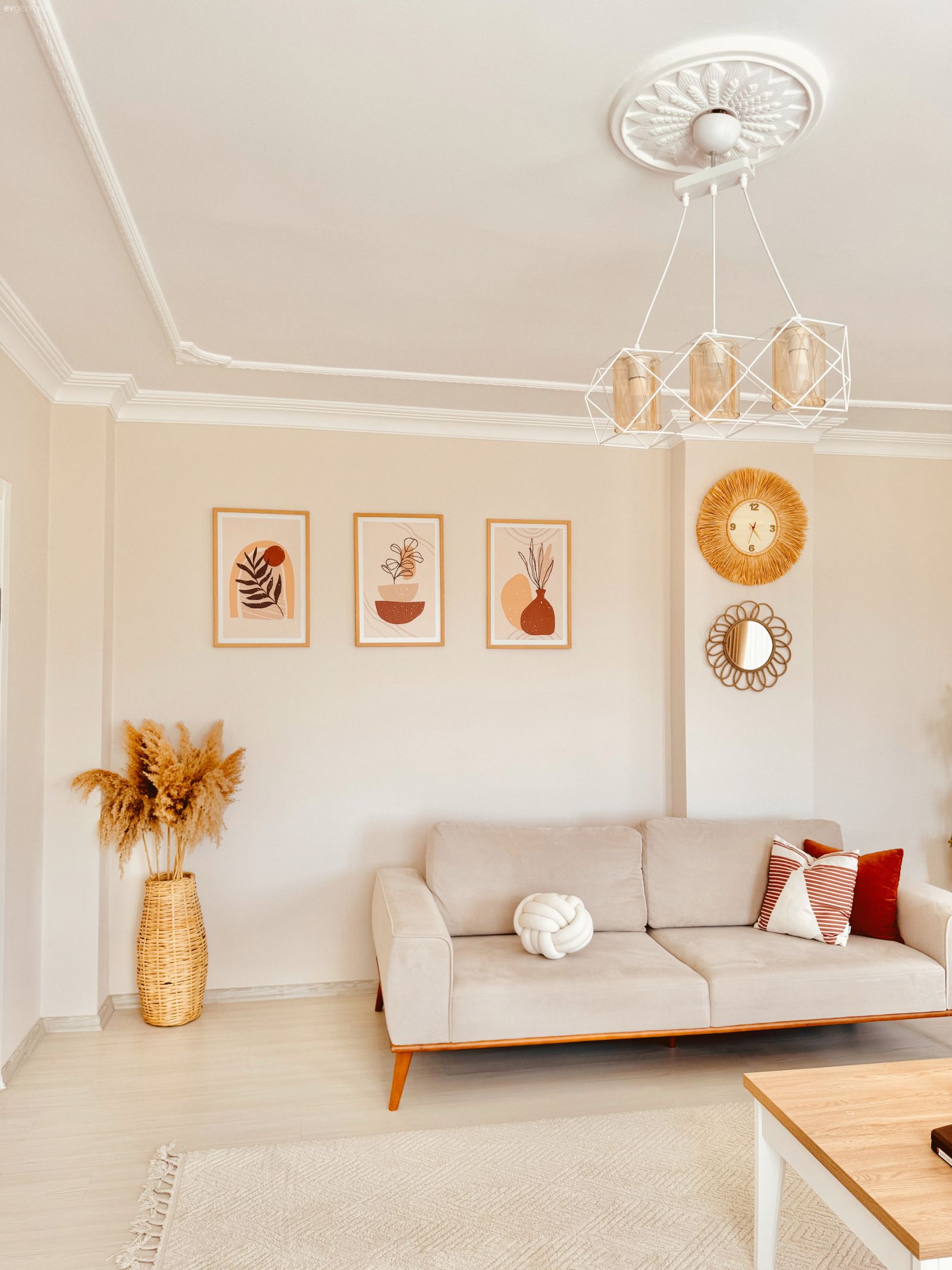 Salon, Bohem Dekorasyon, Krem, Bej, Hardal, Beyaz, Koltuk takımı, Berjer, Fon perde, Perde, Tül perde, Orta sehpa, Sehpa, Halı, Salon halısı, Duvar dekorasyonu, Dekoratif Objeler, Kırlent, Ev tekstili, Vazo, Ev Aksesuar