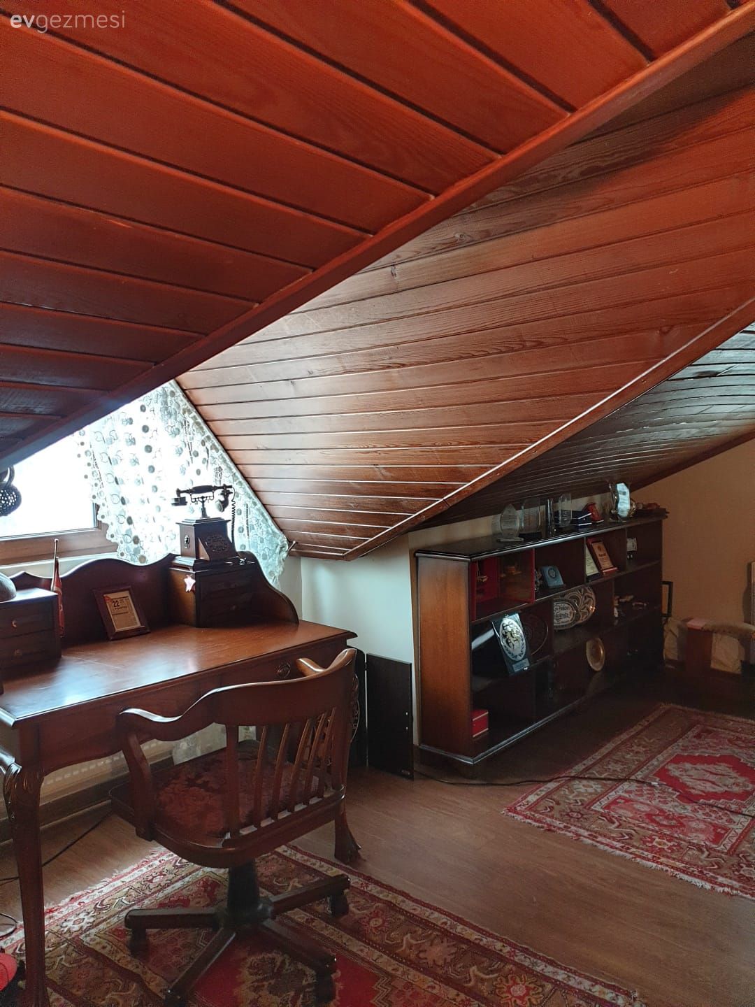 Çatı katı, Dubleks evler, Tavan dekorasyon, El dokuma halı, Halı, Kahverengi, Ahşap Mobilya, Sandalye, Yemek masası