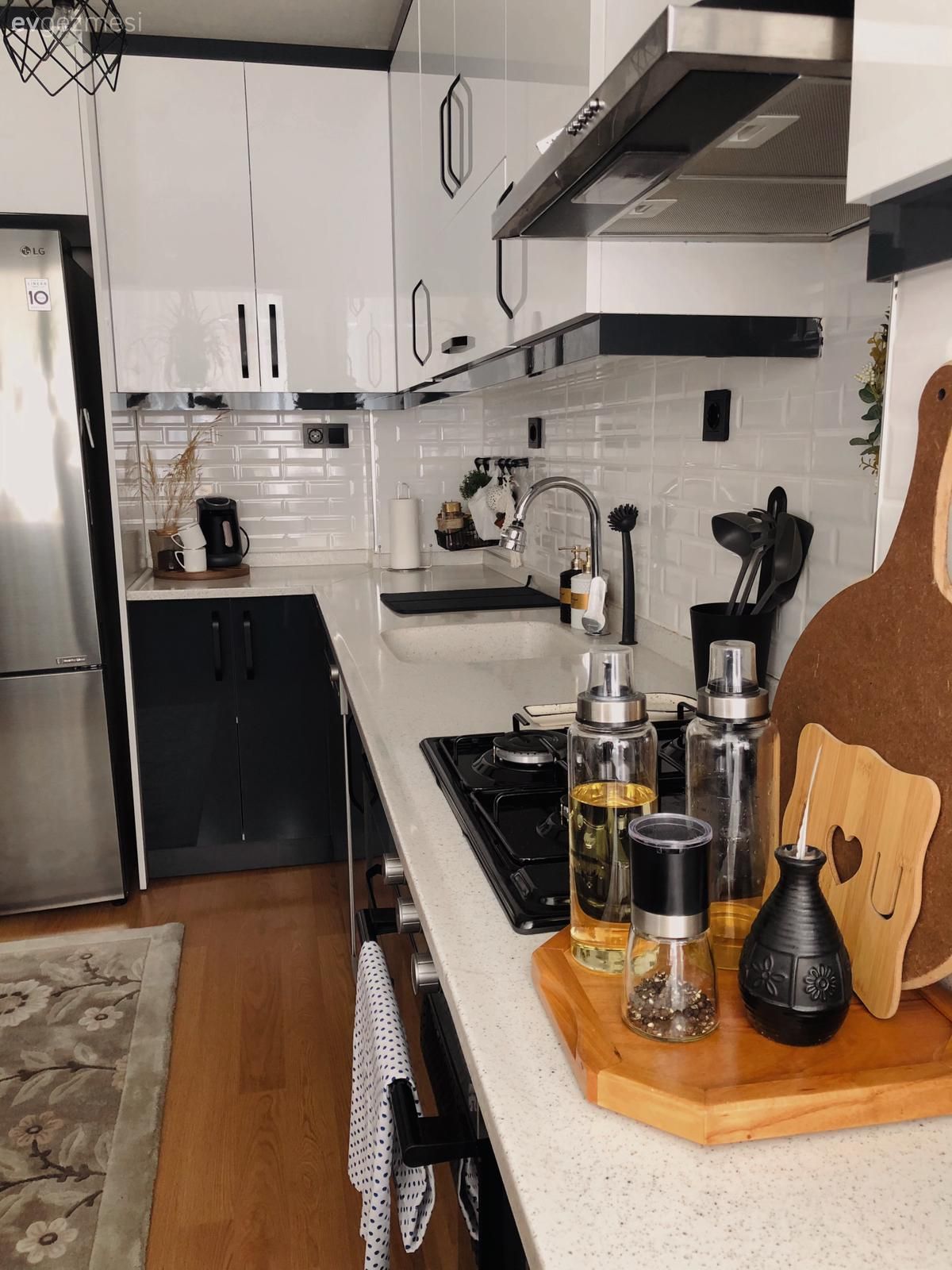 Mutfak, Beyaz, Siyah, Modern mutfak, Mutfak tezgahı, Mutfak tezgah arası, Mutfak Avize Modelleri, Ev bitkisi
