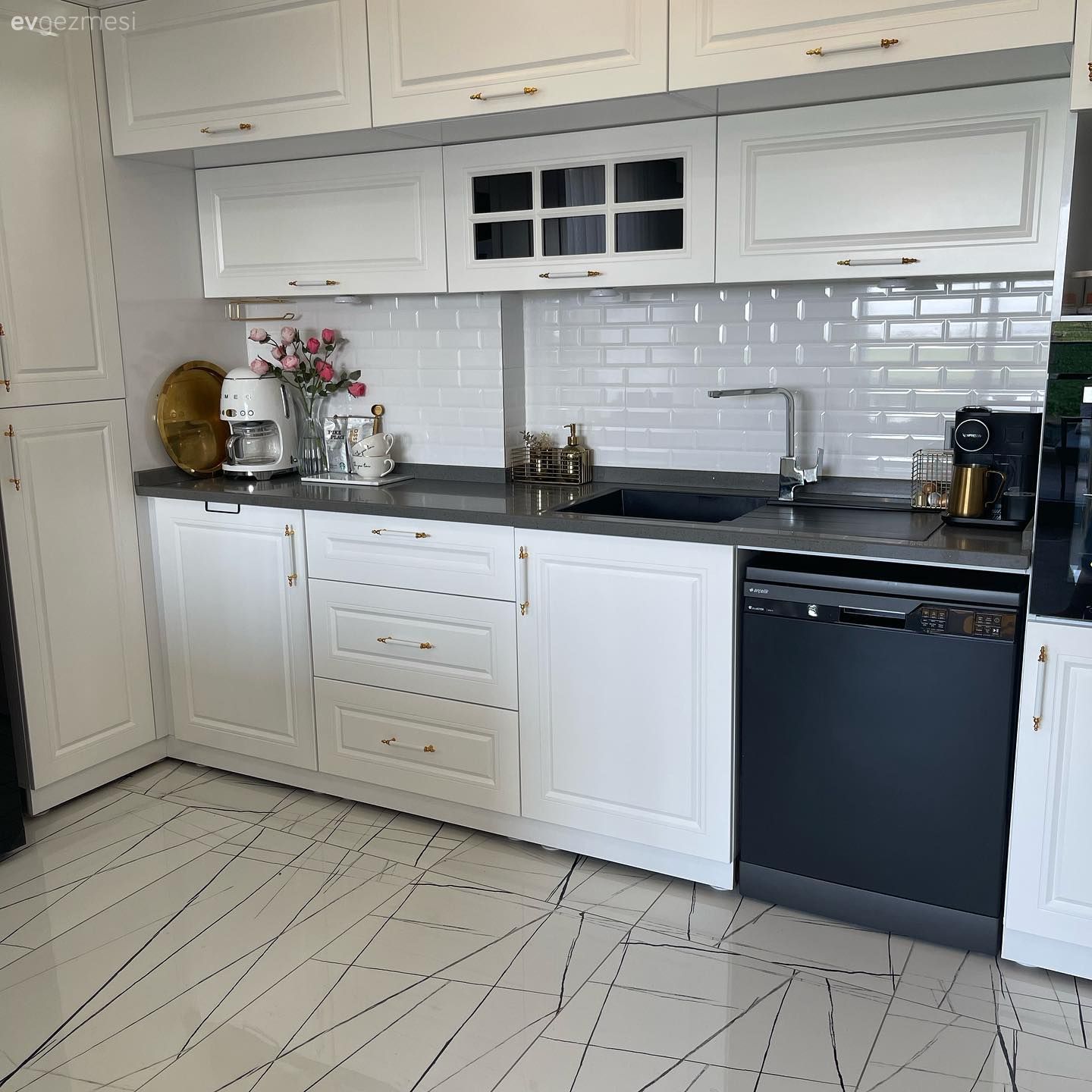Mutfak, Beyaz, Siyah, Metro seramik, Seramik, Siyah tezgah, Mutfak tezgahı, Mutfak aksesuarları, Ankastre, Shaker kapaklı dolaplar, Mutfak zemin seramikleri