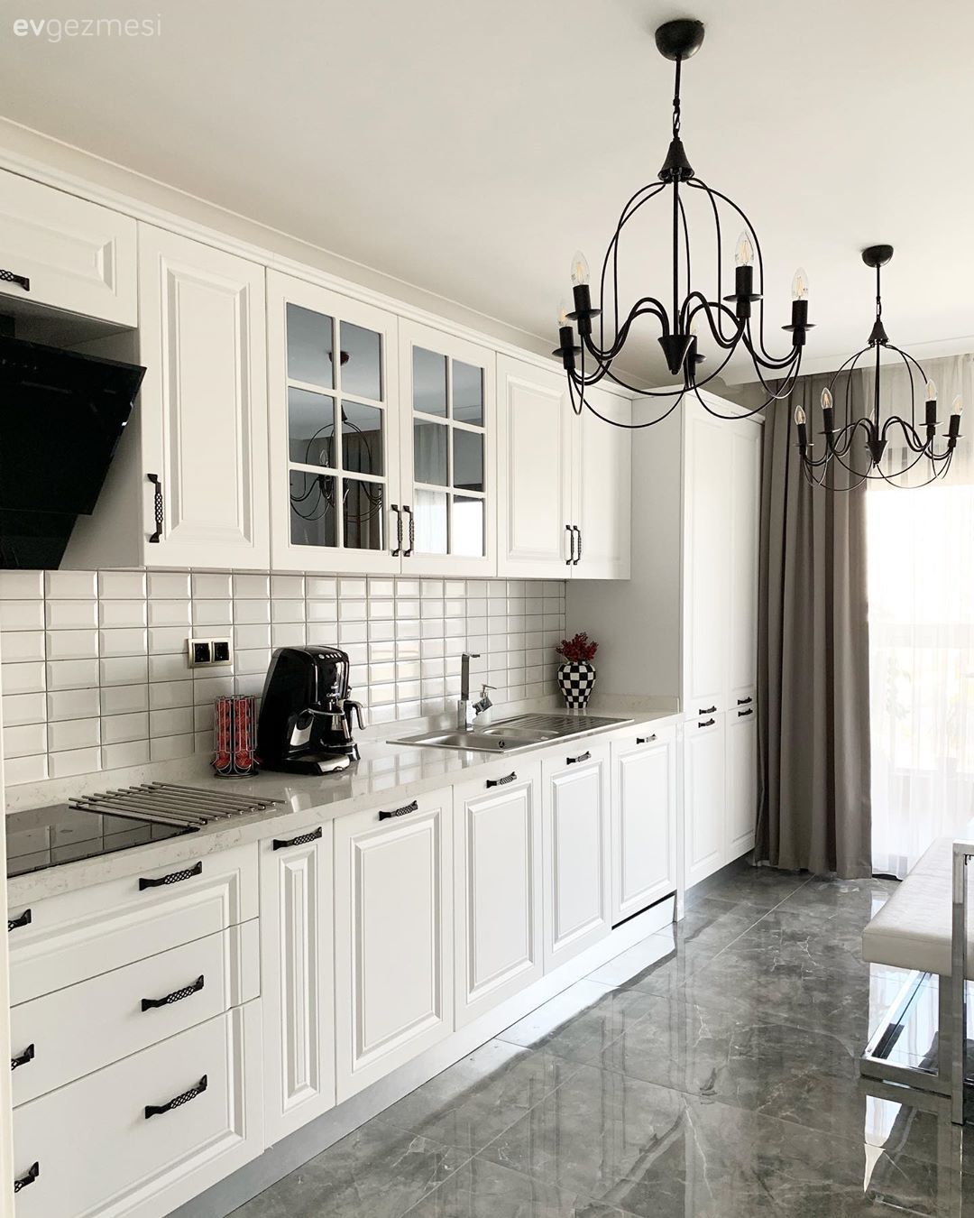 Mutfak, Beyaz mutfak, Mutfak tezgahı, Mutfak tezgah arası, Tezgah arası seramik, Mutfak Avize Modelleri, Siyah, Davlumbaz, Cam Ankastre, Ankastre, Zemin seramikleri, Mutfak perdesi