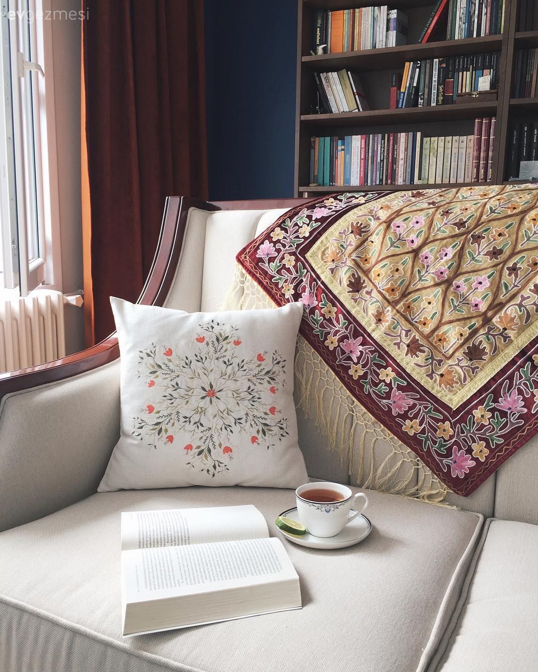 Krem, Koltuk takımı, Koltuk örtüsü, Kitaplık, Fon perde, Perde, Turuncu, Kırlent, Mavi duvar